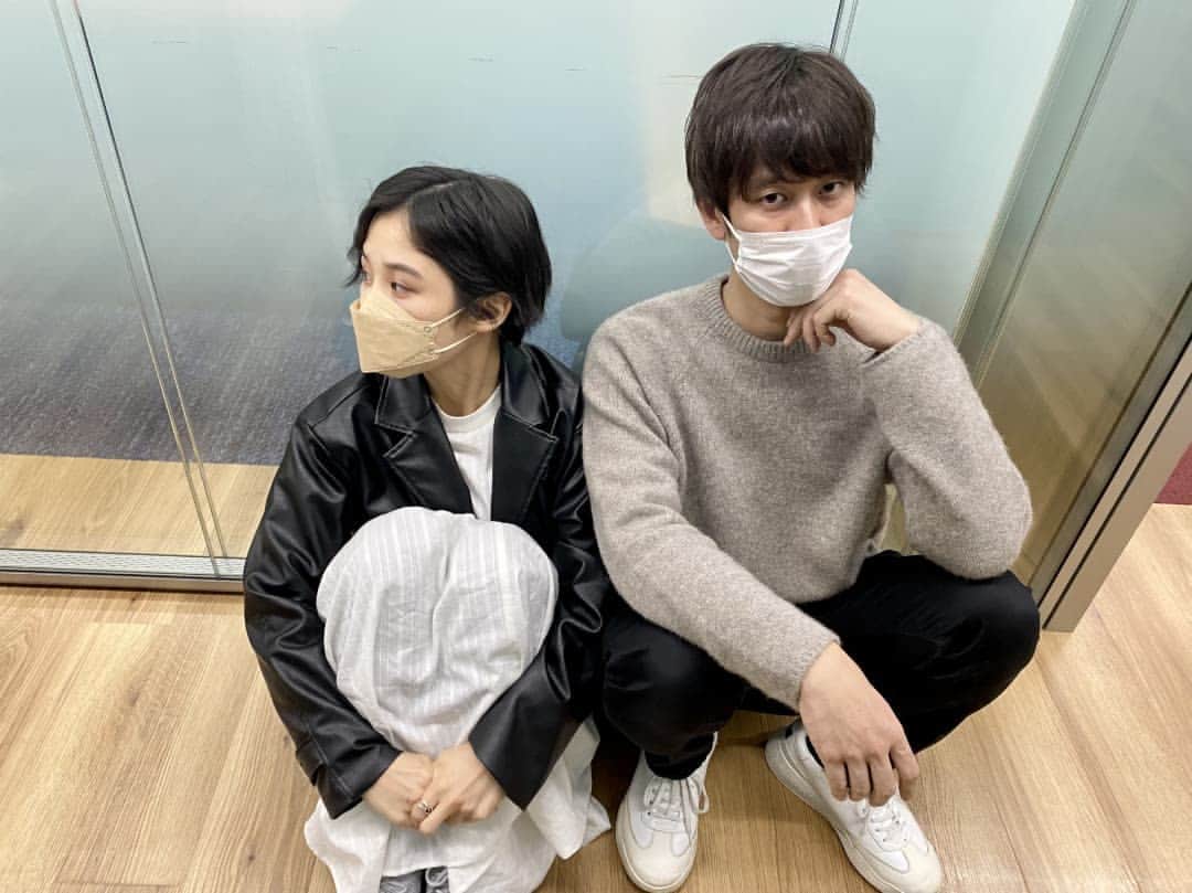 吉本坂46さんのインスタグラム写真 - (吉本坂46Instagram)「2022年最初の連休は、、、 ▲吉本坂46オンラインチェキ会&トーク会🗣️ ＼🎊✨開催中✨🎉／  朝からハッピーセットだった3人で📸☺️  ①ふいの笑顔が可愛いひなてつ、、、P？ ②これはどこかで見たことあるポーズ🤔？ ③てつが来なくて待機するひなP  #吉本坂46 #オンライントーク会  #光永 #榊原徹士  #しゅんしゅんクリニックP  #ひなてつP #ハッピーセット #明日もオンライン会 👍」1月9日 19時57分 - yoshimotozaka46official