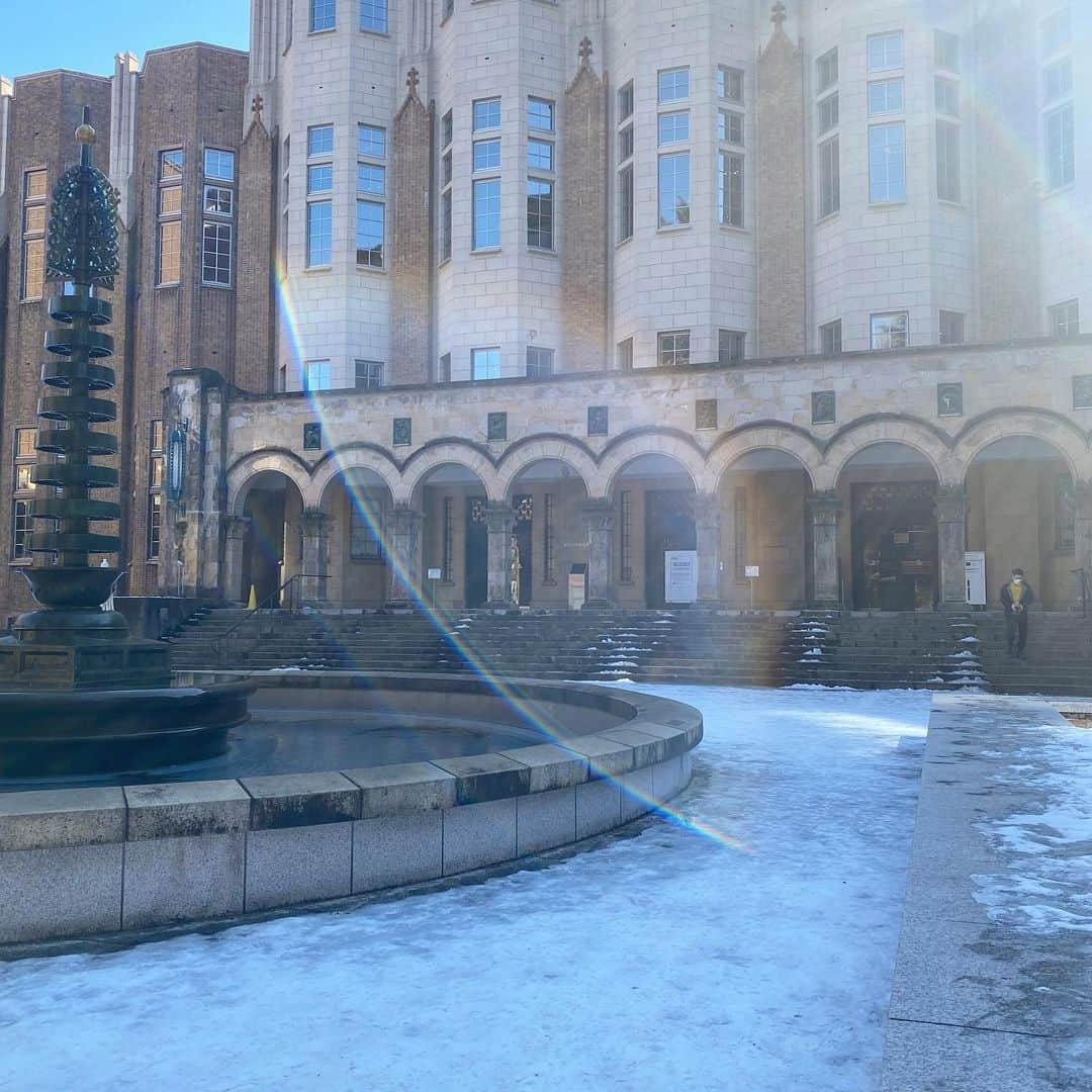 岡田美里のインスタグラム：「東大の中にはまだ雪が残ってて嬉しかった☃️  いろんなところに雪だるまも見つけた〜かわいい〜！」