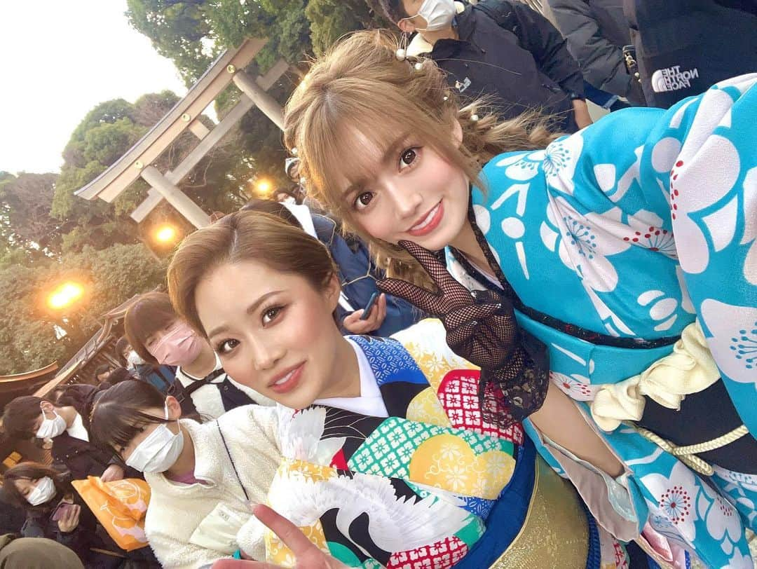 鈴音りんのインスタグラム：「， ， 着物で初詣⛩👘💓💓💓 ， 明治神宮でちゃんとお参りしてお祓いしてもらった🥰 ， 今年はもっと飛躍できる年にしたい✨✨✨ よろしくお願いします💓 ， ， 黒い手袋だいすきマン ， #キャバクラ#キャバ嬢#歌舞伎#歌舞伎町#歌舞伎町キャバ嬢#鈴音りん#りん#LaVan#ラバン#フォーセンスグループ#らばん#新宿#shinjuku#21歳」