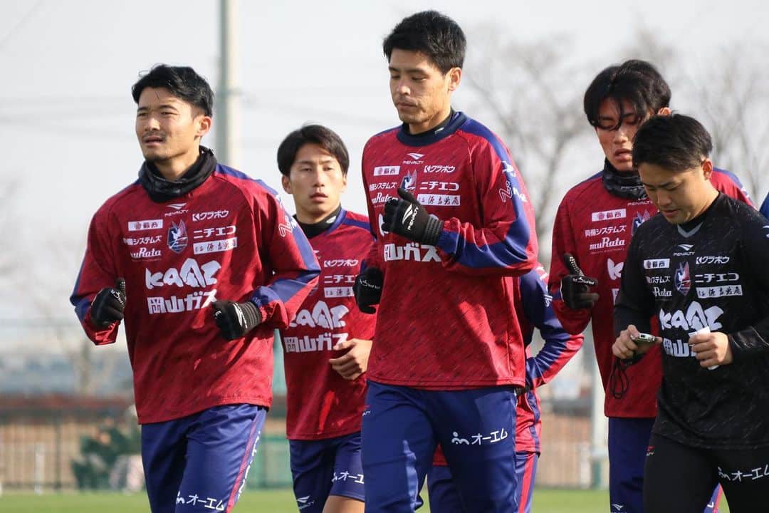 濱田水輝のインスタグラム：「2022シーズンスタート⚽️  ファジアーノで5年目のシーズン。  プロとして14年目のシーズン。  まだまだ成長したい！  まだ見たことのない景色を見るために！  皆さん今年もよろしくお願いします🔥  #ファジアーノ岡山 #濱田水輝 #ココロヒトツニ」