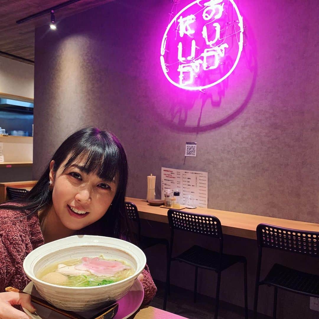 高橋沙織さんのインスタグラム写真 - (高橋沙織Instagram)「寒いとラーメン食べたくなるよね。 ここのお店、オシャレで女子が好きな雰囲気な上に最高に美味しかった。 あっさりしてるのに旨味凝縮。 さおりん的に塩ラーメンの中でかなり上位。  #ラーメン #塩ラーメン #さおりんグルメ #ありがたいが #新大阪」1月9日 20時18分 - arumikan_saorin