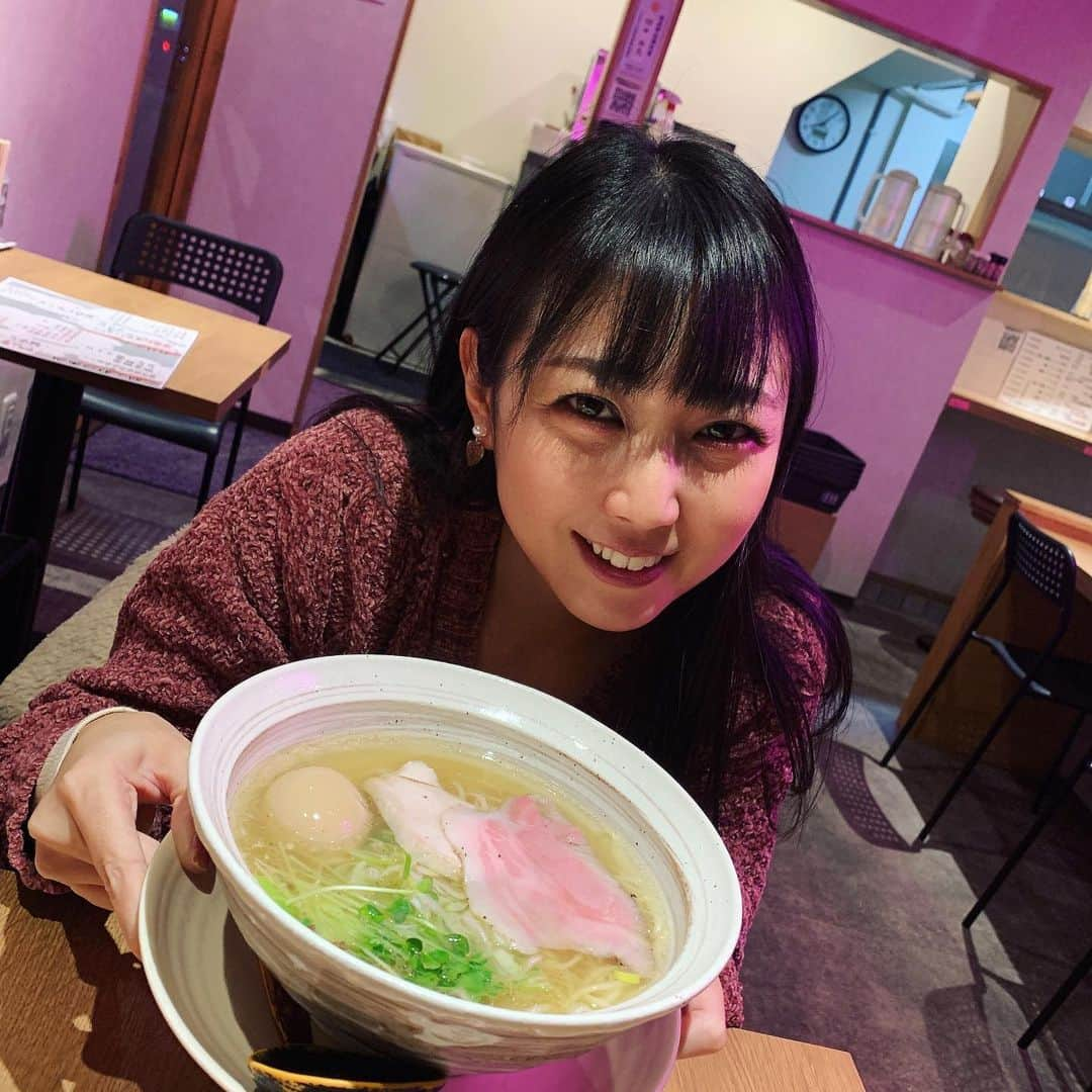 高橋沙織さんのインスタグラム写真 - (高橋沙織Instagram)「寒いとラーメン食べたくなるよね。 ここのお店、オシャレで女子が好きな雰囲気な上に最高に美味しかった。 あっさりしてるのに旨味凝縮。 さおりん的に塩ラーメンの中でかなり上位。  #ラーメン #塩ラーメン #さおりんグルメ #ありがたいが #新大阪」1月9日 20時18分 - arumikan_saorin