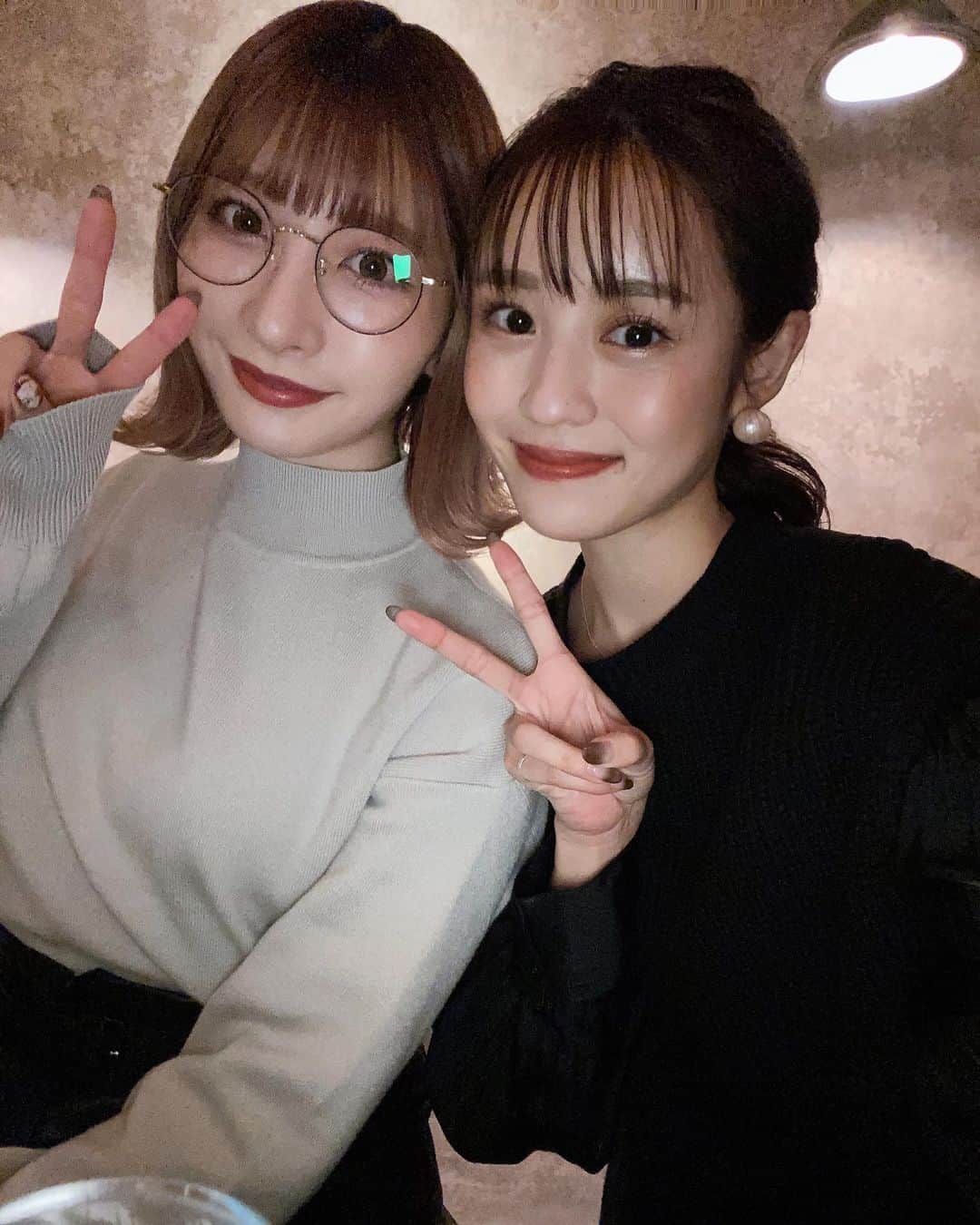 のインスタグラム：「🤍 珍しく２人で飲みに行った日🥂 ほぼ毎日一緒に居るのに話が尽きない🤦🏻‍♀️ . #まこりんとみーちゃん  #時差投稿」