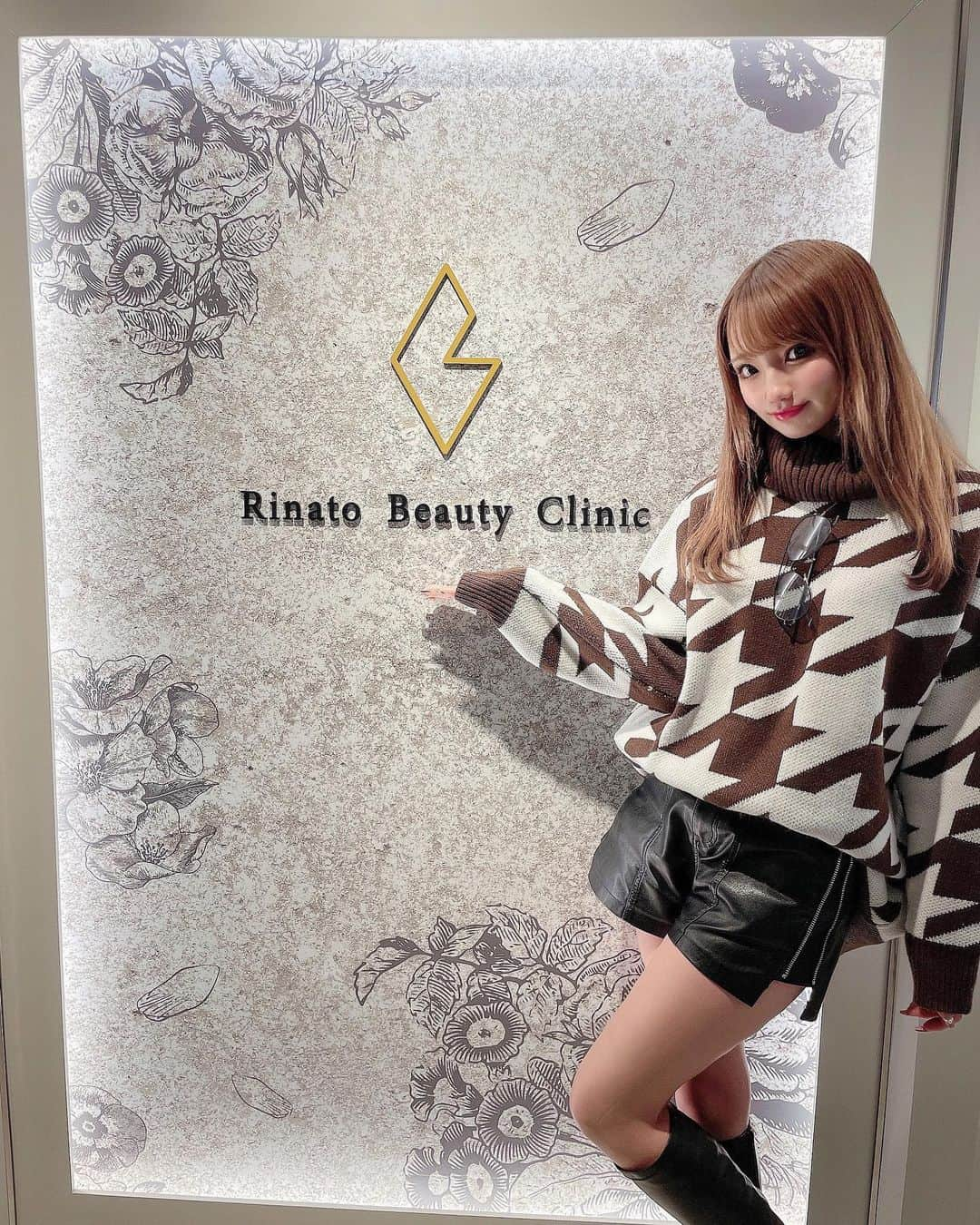 まゆぴちゅーさんのインスタグラム写真 - (まゆぴちゅーInstagram)「おすすめ美容クリニック🏥💎💓  新宿にある新しいクリニックで、  『Rinato Beauty Clinic』 @rinato.beauty.clinic   に初めて行ってきたんだけど、 まじ内装綺麗すぎてタイプすぎて感動🥰✨  動画にあるのはVIPのお部屋だよ~⭐️ こんなとこで施術もできる素敵なクリニック💋  今回、 医療脱毛(VIO)と、白玉点滴を受けてきました🌈  ここの医療脱毛機はかなり最先端で、 今まで2〜3種類の医療脱毛機やったことあるけど いっっちばん無痛に近かったの😳😳💓💓  てか女の子とか毛薄くなってたりしたら もう、まじ無痛！！！！（笑）  発毛因子の“バルジ領域”を光で破壊して脱毛効果を 得る「蓄熱式」の機械で、 他の医療レーザー機器よりも効果が高い上に  “痛みが少なくて肌に優しい✨”  のが特徴らしいの！！！！！！  もちろん男性も施術可能で🙆‍♀️！ 男性の脱毛って最初痛そうなイメージあるから、 効果高くて少しでも痛くないところがいいと 思うので、オススメできます😭😭🌈🌈🌈 (麻酔クリームもあるって⭐️)  こんな最先端な機械使ってるのに、 医療脱毛にしてはかなり安い！コスパ🙆‍♀️◎！！  男性の「Rinatoイケメン5コース」とか ヒゲ5部位＋全身のどこか5箇所選べてこの値段！？ ってお得すぎる値段🥺🥺✨✨  (スタッフの方もドクターも言ってた😳✨)  しかも❗️❗️❗️  女性の気になるVIOも、 4回で通常52,800円のところ、  “まゆぴちゅーの投稿見た👀”  って言ってくれれば 47,520円 でできるって😳💓  その他のメニューの、 医療痩身、ダーマペン、ハイフ、ボトックスなども 10%OFF❗️にしてくれるそうです👏👏👏  男女共にご予約可能なのでぜひ行ってみてね💓  ➯➱ @rinato.beauty.clinic  . . ここは美肌治療もやってて、 内服薬も売ってたから処方してもらったーーー💊✨ やっぱ内側からの接種大事🥲！！！ . . . #医療脱毛 #医療脱毛レポ #メンズ脱毛 #脱毛クリニック #白玉点滴 #美容点滴 #医療痩身 #痩身 #美肌ケア #リナートビューティークリニック #rinatobeautyclinic #新宿クリニック #美意識向上 #美容好きな人と繋がりたい」1月9日 20時28分 - mayu_03pichu