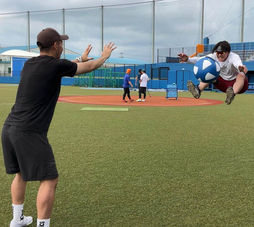 郡拓也のインスタグラム：「野生化計画第二クール終了‼️ メディシンボール練習の一コマです😁  茂田井トレーナーが投げたボールで 僕が吹っ飛んでるわけではありません🤣 足で挟んで全力で持ち上げてボールを返してます😎  日に日に体も仕上がってきてます💪  明日は休みなのでゆっくりします😉 休日にゆっくりコメント返したいと思います🤗  #茂田井隆太 #郡拓也 #スプリントトレーニング #メディシンボールトレーニング」