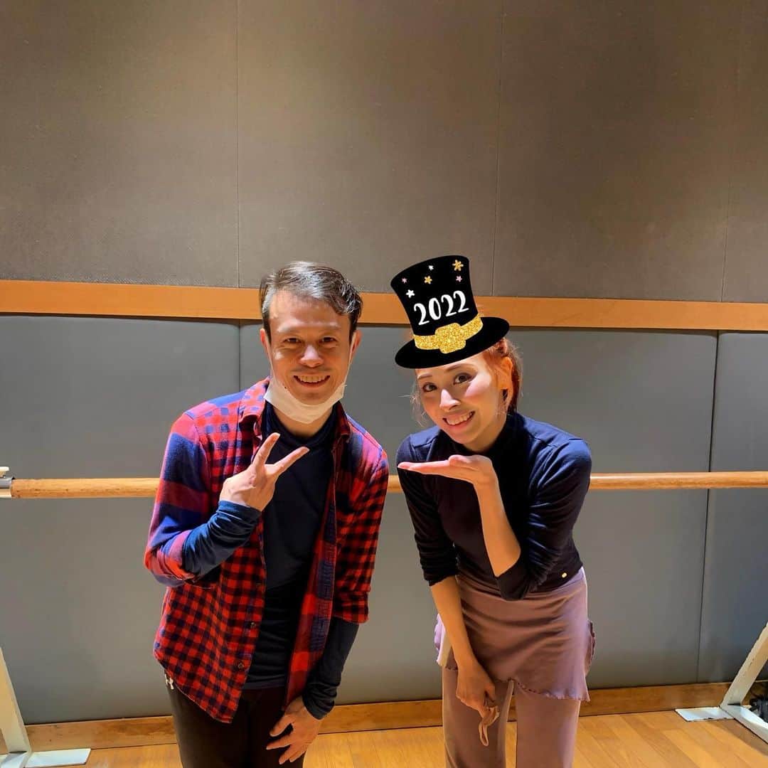 沙月愛奈さんのインスタグラム写真 - (沙月愛奈Instagram)「⁡ 2022年の初踊りは川崎悦子先生のレッスンでした。悦子先生の振付を初めて受けた時に、先生のお人柄や振りの素晴らしさに感動したのを覚えています。 ⁡ それから何度かご一緒させて頂き、 スカイステージの『We Love Dancing』という番組に出演した時には、好きな先生にお願いできるとの事でしたので悦子先生に来て頂きました。 ⁡ その後はあまりお会いできなかったのですが、久しぶりに『シルクロード』で先生の振付を受けることができ、卒業したら先生のレッスンに行きたいと思っておりました。 久しぶりの先生のレッスンは楽しかったのですが、やはり基本的な事は継続してやらないと感覚が鈍るなと🥲 ⁡ ⁡ そして昨日は憧れのダンサーさん、蔡暁強さんのワークショップを受けることが叶いました。 ⁡ 初めて拝見した 『GQ Gentleman Quality～紳士の品格～Chocolateヘンゼルとグレーテルより』 という、色んなジャンルの男性ダンサーさん達が共演されていたスペシャルな舞台で、素晴らしく強烈な、バネのあるアクロバティックなダンスに釘付けになり、先日拝見した能楽堂の舞台にも出演されていて、改めてレッスンに行きたいと思っておりました。 ⁡ 沢山の学びがあり、私、興奮😂 ⁡ レッスン後にどうしてもお話させて頂きたくて、図々しくもお写真までお願いしてしまったにも関わらず、快く承諾して下さいました！ ありがとうございました！！ ⁡ ＊写真の時だけマスクを外しました。 そして写真を改めて見ると、興奮していて身なりを整えることも忘れ、照明の真下に居たのか光るおでことボサボサの髪の毛が... 苦肉の策で帽子スタンプを被せましたとさ！ ⁡ ⁡ #jazzdance #lesson #beatnik  #川崎悦子 先生 #憧れ の #dancer さん #蔡暁強 さん #ありがとうございました  #基本が大事  #身に染みる」1月9日 21時03分 - satsuki_aina_ayumi