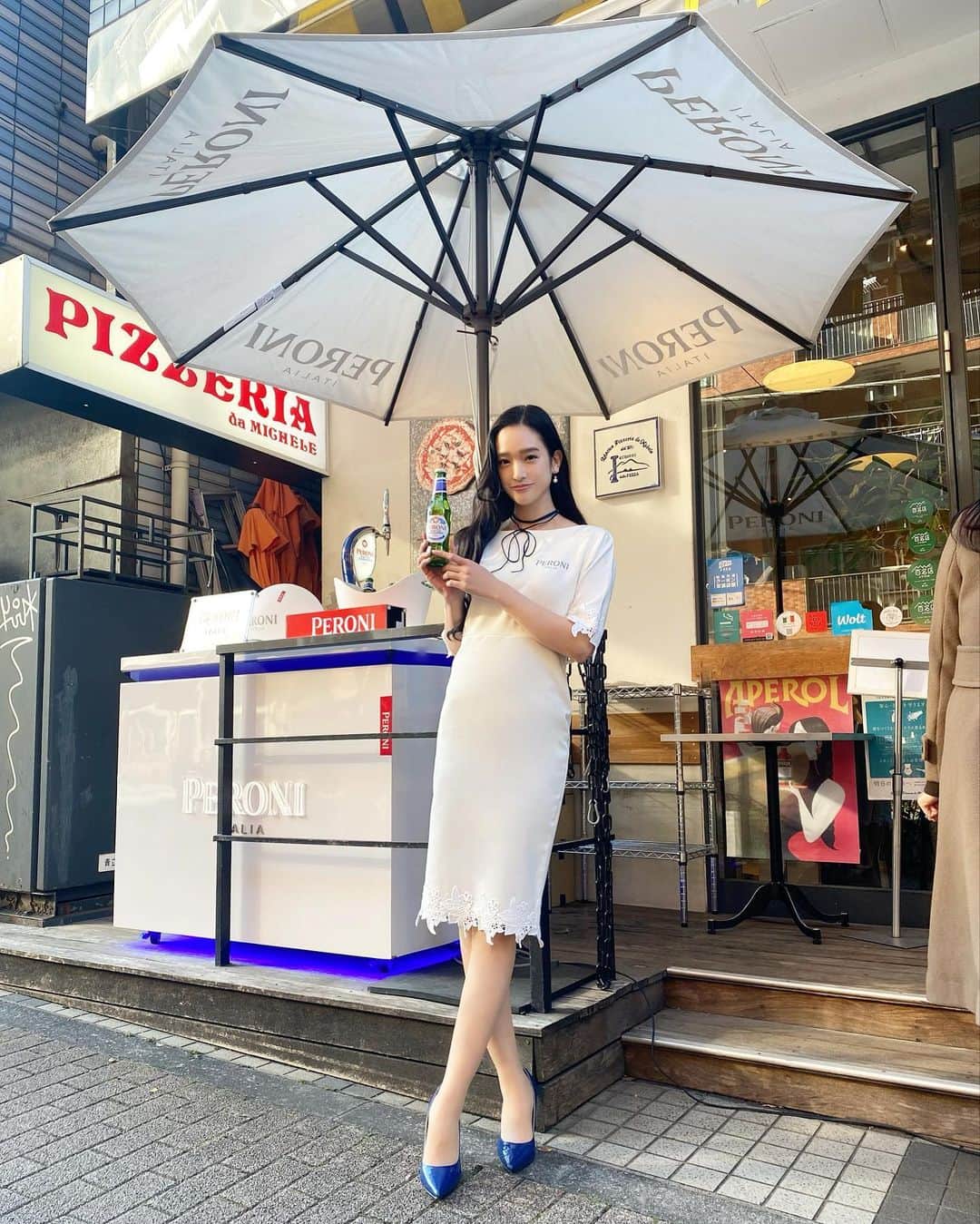 太田麻美のインスタグラム：「PERONI NASTRO AZZURRO✨ @peroni_jp   原材料に、ノストラーノ･デリソラ種のトウモロコシをはじめとする最高級の物を使用されていて柑橘類のスパイシーな香りに、キレが良くサッパリとした爽やかな飲み心地のプレミアムイタリアンビール✨  伝統的な美味しいピッツァのお店 @da_michele_ebisu では、PERONIが置いてあります🍻🍕  #peroni #peroninastroazzurro #italy #beer #peronilady #damichelepizzeria #pizza #ペローニ #ペローニナストロアズーロ #イタリアンプレミアムビール #ビール #ピザ #乾杯 #ペローニレディ」