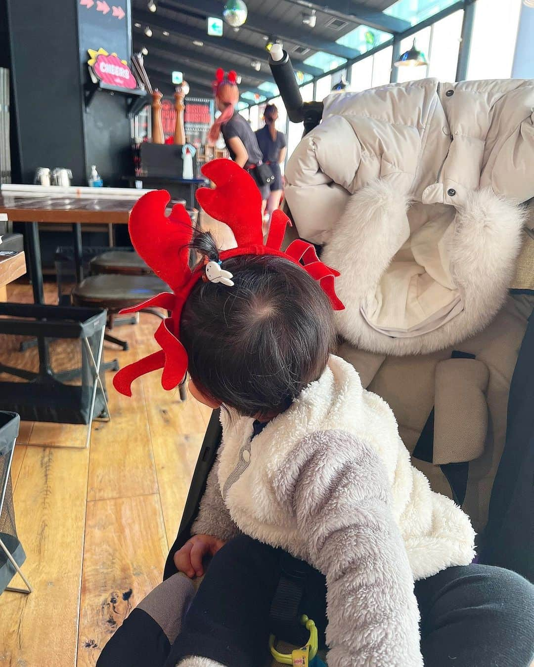 得あゆさんのインスタグラム写真 - (得あゆInstagram)「確かに🦀コーデ。笑う  3枚目は女の子大好きな👶🏻笑  ・ ・ ・ ・ ・ ・ ・ ・  ・ ・ ・ #ダンシングクラブ#ダンシングクラブ大阪#dancingcrab#crab#手づかみ食べ#手づかみ#ママコーデ#ママファッション#ママライフ#子育てママ#産後ダイエット#産後#赤ちゃんのいる暮らし#主婦#母親#ロブスター#蟹#魚介#辛いもの好き#辛いの大好き#スパイシー#カニ#カチューシャ#大阪ランチ#大阪グルメ#大阪カフェ#グランフロント大阪#大阪ディナー#lobster#japanesegirls」1月9日 21時19分 - tokuayu819