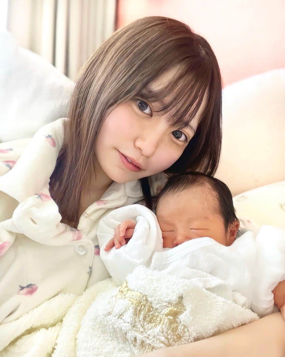 ゆーちゃんさんのインスタグラム写真 - (ゆーちゃんInstagram)「術後５日が経過しました！ 息子は毎日  可愛いを更新中 🧸𖤐´-  陣痛に加え 麻酔が効かない状態での 帝王切開！  中枢神経が機能障害を起こして 線維筋痛症の症状を発症し、何をやるにも激痛 身体が思うように動かなくなりました🥲  鎮痛剤や睡眠導入剤が一切効かない今の身体と、 育児との両立‪に   毎日 絶賛奮闘中であります！‪(๑•̀ •́)و✧  子宮頸がんワクチンの後遺症で 1度は諦めた妊娠。 待ち望んだ我が子の命を産むまでには  絶対安静と入院を繰り返し、 想像を絶するほどの過酷な妊娠生活😂  持病の難聴悪化、出産の瞬間まで吐きつわり 下血や 原因不明の激痛 …と お腹の中では 本当に 手のかかる息子でした。  一方で、出産後は  すやすや眠り王子…っ ̫ -⸝⸝  私の前では泣く姿を見せる場面が少なく 身体を休める時間を 作ってくれているようにも感じます🕊🌿  睡眠障害や  摂食障害に悩まされても 育児中は痛みも全て忘れるので 息子は、自分の限界を超える 原動力を生み出してくれる存在です！  自分の元にいてくれるのは20歳くらいと仮定したら 赤ちゃんの期間なんて ほんの一瞬  いつか息子に彼女ができたり 大人になって 巣立っていく時に、 寂しいなぁって  今日 この瞬間を思い出すのかな。   とても愛おしい この一分一秒を大切に 明日からも 可愛い我が子の成長を見守り、  共に成長したいと思います！！ っ ̫ -⸝⸝  #不妊治療からの出産  #出産 #ハイリスク妊婦 #線維筋痛症 #産後トラブル  #ママアカウント #子育てグラム #子育てママ #産後うつ #産後ケア  #難病  #難聴 #睡眠障害  #普通分娩 #陣痛 #陣痛 #緊急帝王切開 #カイザー #帝王切開レポ #帝王切開の傷 #帝王切開術後 #帝王切開あるある #帝王切開ママ #親バカ⁡ #ママアカ #新生児 #ワンオペ育児 #ワンオペ #乳児 #乳幼児 #新生児  #線維筋痛症」1月9日 21時41分 - yurina_era999