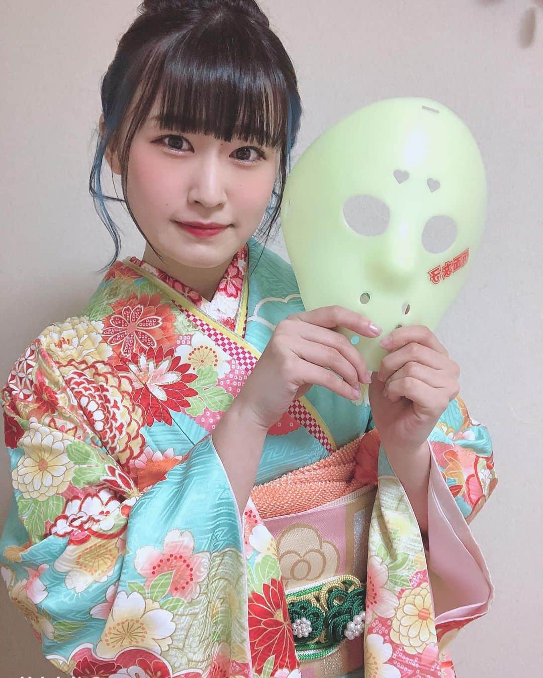 のインスタグラム：「✨成人式✨  振袖も髪型もギリギリまで予約してなくて行く気も無くしてましたが、無事成人式を迎えることが出来ました！」