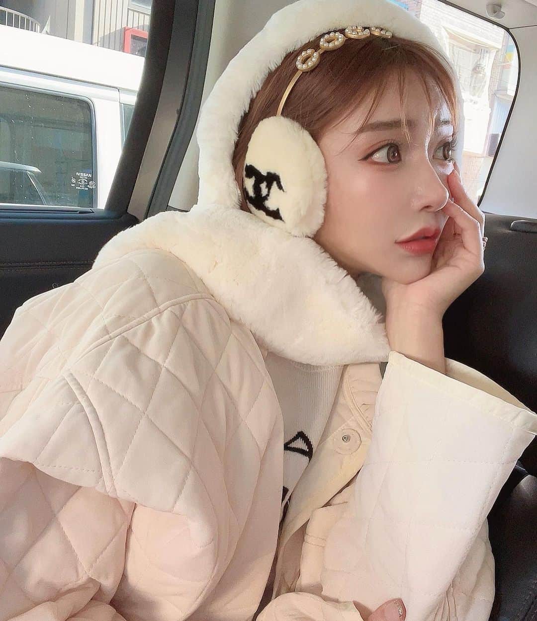 明日花キララのインスタグラム：「雪の日はさむすぎたので ゆきだるまコーデで出勤しました❄︎☃️❄︎」