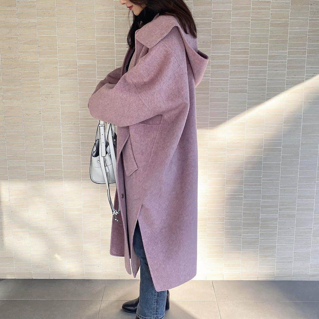 石川理咲子のインスタグラム：「#lecielbleu  初詣へ行った時のストーリーで たくさんDMいただいていたアウターは @lecielbleu_official です🤍 グレーがかったピンクなので 大人でも着やすい色でお気に入り✨  3枚目はお寺にいたお地蔵さんと☺️☺️笑」