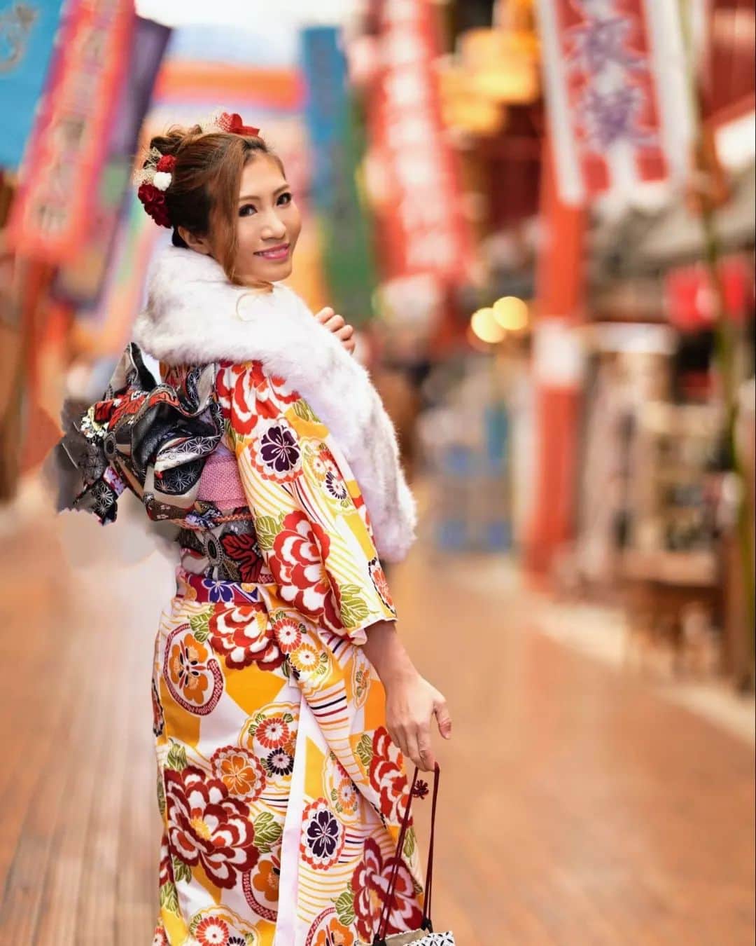 REIKAさんのインスタグラム写真 - (REIKAInstagram)「. 皆、屋台は何買う派？？ 私はりんご飴🍎 . . #浅草 #kimono #着物 #asakusa」1月9日 21時53分 - reika_japan