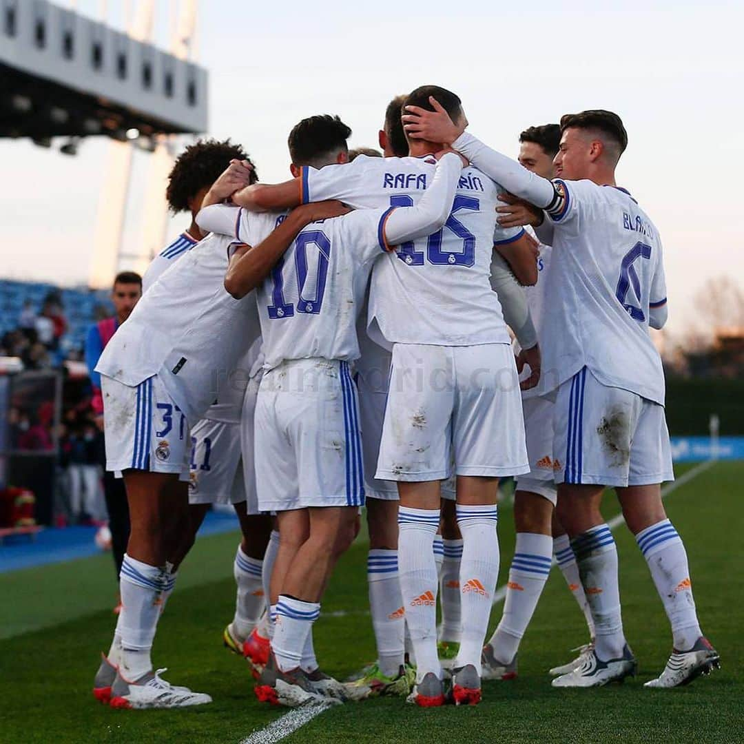 ラウル・ゴンサレスのインスタグラム：「Primera victoria del año. Seguimos trabajando!! 💪🏻😃👏🏻 #HalaMadrid」