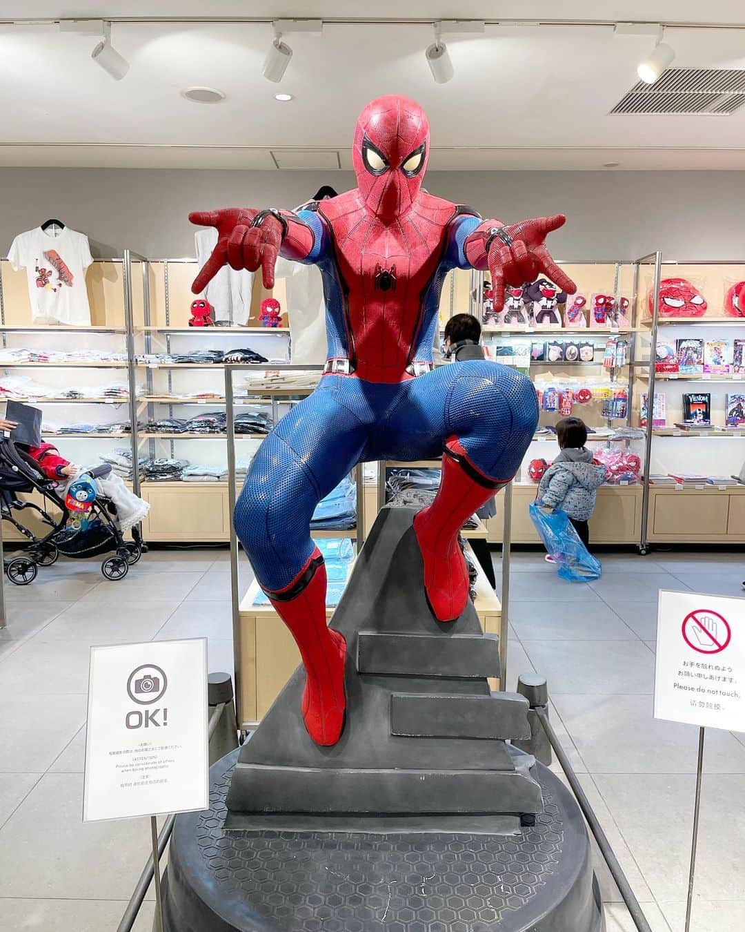 関根ささらさんのインスタグラム写真 - (関根ささらInstagram)「#スパイダーマンノーウェイホーム 2回目鑑賞。 初回は最速上映にて。今回はIMAXレーザー🎥✨ . . 朝8:40の上映回にも関わらず満席。 世の中にスパイダーマンが好きな、マーベルが好きな人がこんなにもいるのか！とそれだけで嬉しくなりました😭😭❤️‍🔥 . . 残念ながら今作はネタバレを避けることができずめちゃくちゃ大事なことを先に知った状態で観たのですが、それでも感動しまくるくらい、素晴らしい作品でした。スパイダーマンの話だけで1日終わるくらい。最高。 . . あと何回観ようかなぁ🥺🥺❤️‍🔥幸せ〜〜。 . . 映画を見た後は #銀座三越 で開催中の #マーベルヒーロー展 へ🛍映画館では映画関連グッズ、三越でも限定グッズや初見のグッズを買ったりして、しっかりオタ活できました。至福。グッズ開封楽しみ🥺🥺♥️ #スターウォーズ のグッズも沢山販売していて、、#ザチャイルド グッズはさすがに我慢できなかった…マーベルの買いすぎてるから我慢しようとしたけど無理だった……🥺🥺💚 . . #spiderman #spidermannowayhome #marvel #marvelcomics #marveluniverse #marvelstudios #ironman #drstrange #thor #captainamerica #starawars #thechild #babyyoda #マーベル #マーベル展 #MCU #マーベル好きと繋がりたい #マーベルストア #マーベルグッズ #マーベル女子 #marvel女子 #marvelmovies」1月9日 22時32分 - sasarasekine