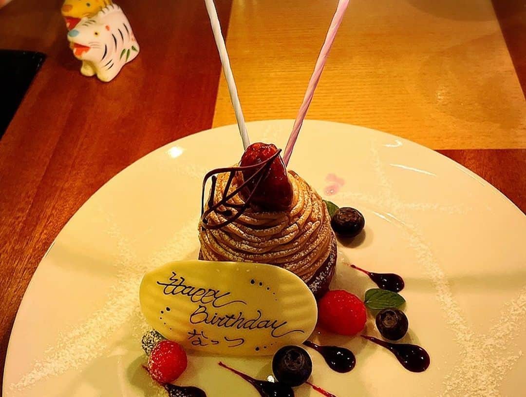KABA.ちゃんさんのインスタグラム写真 - (KABA.ちゃんInstagram)「なっつ小川菜摘さん❣️  年末お誕生日だったけど、スケジュールが合わずやっとお祝いでけたし、誕生日プレゼントも渡せた〜👏👏👏👏  短い時間だったケド、久しぶりに会えてお話もでけたし、なっつのママ友まさみちゃんにも会えたし、嬉しかった〜❣️  なっつやまさみちゃんから、お年賀にって頂き物まで、、、逆にありがとうございました😊  舞台やお仕事で大忙しのなっつ、身体に気を付けて素敵な1年ににしてね〜✨💕✨💕  かなり遅くなったけど、改めて、ハピバ〜おめでとでした㊗️🎉🎊🎂👏👏👏👏✨💕  #なっつ #小川菜摘　さん @natsumi1230  #遅くなったけど誕生日おめでとう  #やっとお祝いでけた #プレゼントも渡せた #久しぶりに会えて嬉しかった #短い時間だったけど楽しかった  #素敵な1年になりますように  #なっつのママ友まさみちゃんもありがとでした #逆にお年賀とか頂いちゃった #寅のおみくじ #小吉だった #笑」1月10日 10時13分 - kabachan_official