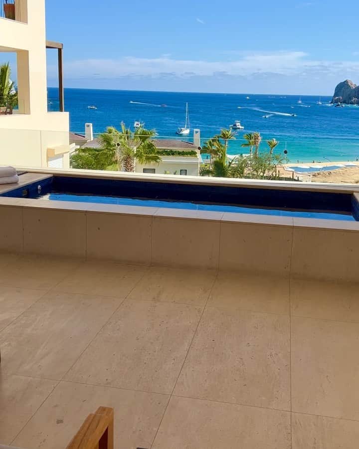 のインスタグラム：「Woke up in heaven with my best friends!!! 💙 @1hotels @1homespreviewcabo」