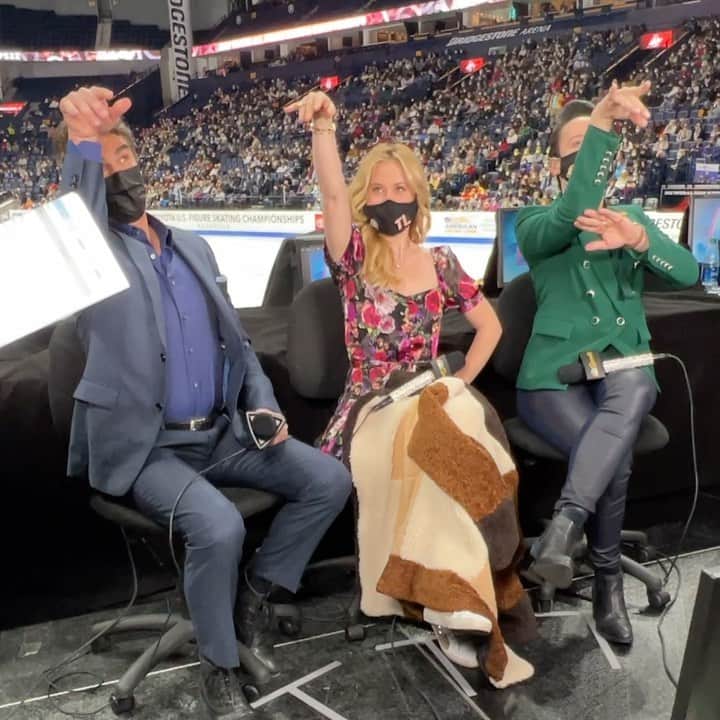 タラ・リピンスキーのインスタグラム：「Moments before we go on!  🎤🎤🎤 This is our “goody” to give us good luck. A Dubby signal (love this as he will now live on forever in our goody) a T&J pose and of course and we shoot a basketball for Terry.   Get ready to tune into the Mens Free Skate today on NBC at 2pm Est. Last time Nathan Chen skates before the Olympics!!」