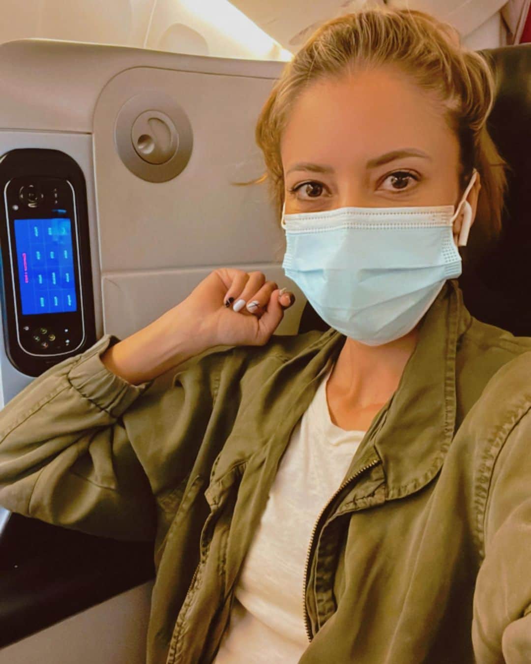 のインスタグラム：「Heading to the World Youth Forum @wyfegypt thanks to @prophetsofai, a collective of thought leaders who focus on the philosophies, ethics, and creativity surrounding emerging technologies like AI, robotics, and neuroscience.   Traveling is a different beast now with all the covid requirements and precautions. It’s been almost two and a half years since my last international speaking engagement (thanks cancer + pandemic!) but Egypt has been on my bucket list FOREVER, so I feel really fortunate to be back at it again!  This week’s conversations will center around technology, culture and content — will share more of the adventure as the week continues.   #worldyouthforum #wyfegypt #prophetsofai  #ai #metaverse #artificialintelligence #culture #digitalmedia #togetherAgain」