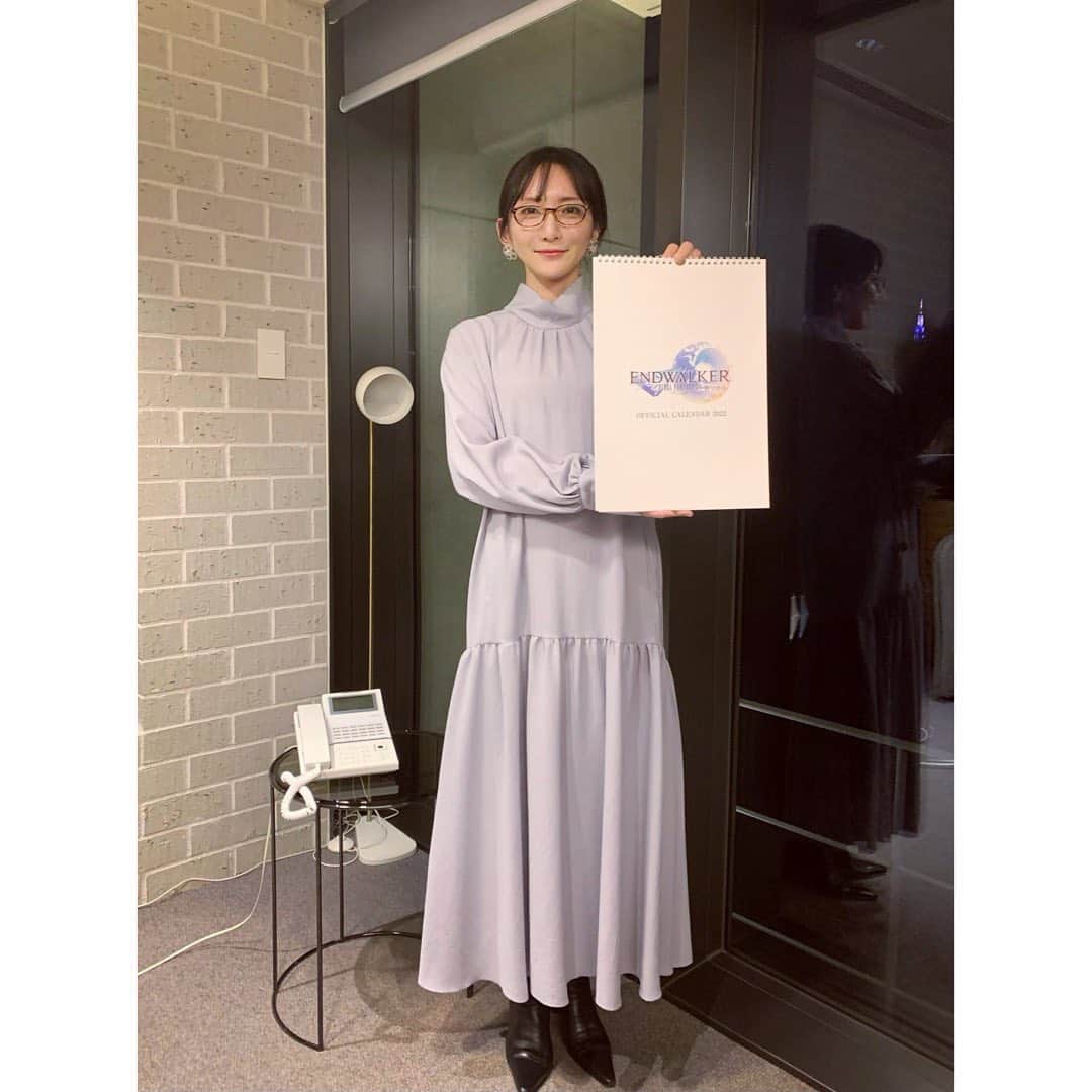 松澤千晶のインスタグラム：「わかる人には伝わるような、昨日のお衣装はヒュトロダエウスカラーでした。  ちょっとヴェーネス様っぽさもあるのかな。  ピアスはエルピスのお花のイメージです。 この花がずっと輝き続けますように。  いただいたカレンダーと。  #FF14 #暁月のフィナーレ #DRESSLAVE」