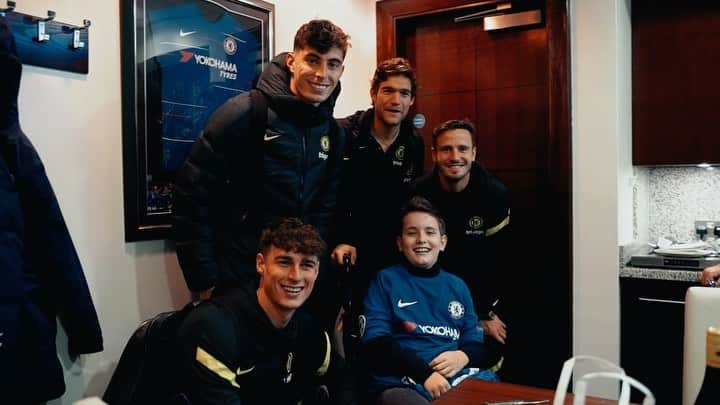 マルコス・アロンソ・メンドーサのインスタグラム：「Not too long ago I had the pleasure of having my good friend Bruno watching a game at Stamford Bridge. Thanks to @1access.co.uk for sorting it out!  Hace poco tuve la suerte de poder tener a mi amigo Bruno de visita en Stamford Bridge y pasar un día fantástico. Muchas gracias @1access.co.uk por hacerlo posible! 😄🤜🤛💙」