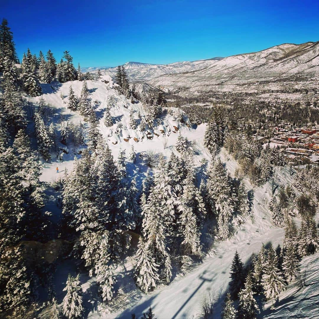 サーシャ・コーエンさんのインスタグラム写真 - (サーシャ・コーエンInstagram)「Bluebird days ❤️ #aspen #ajax」1月10日 7時57分 - sashacohennyc