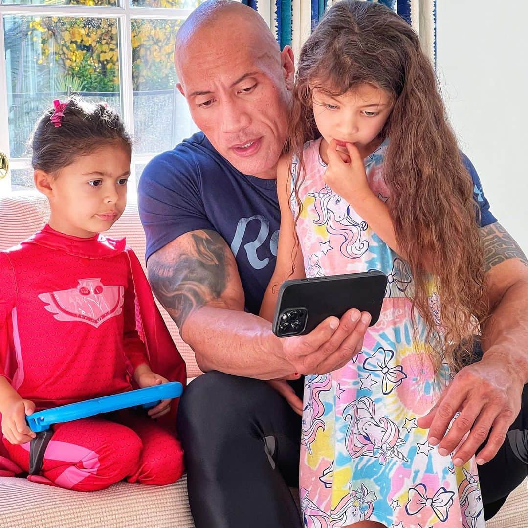 ドウェイン・ジョンソンのインスタグラム：「*scroll left 😂🤣🧐😡😈💀 Daddy made Sunday morning breakfast for the two tornadoes🌪 ~ which quickly turned into watching the “evil pond monsters” that apparently live in ponds behind kid’s houses on YouTube.   Jazzy (unicorn dress) trying to assess how to track down these pond creatures with strategy & stealth.   While Tia (red superhero costume) shifted those eyes and energy to…   “Dear pond monster, if you come near my family, you better send your soul to heaven ~ cuz your ass in mine”  😂👏🏾👊🏾  Enjoy your Sunday with your families 🖤  #daddysgirls 💪🏾🌺 #tornadowarning 🌪 #pondmonstersbeware 👹 #sundaymorningmayhem ✨」