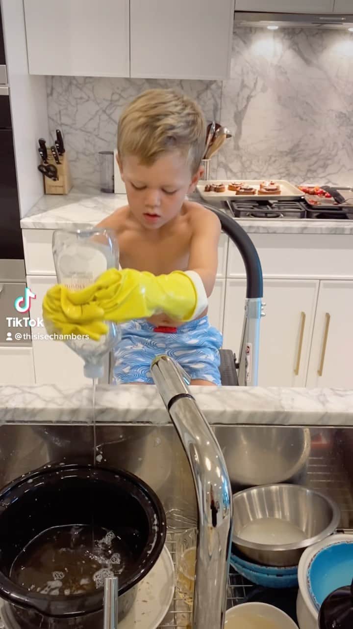 Elizabeth Chambers Hammerのインスタグラム：「I cook, he cleans」
