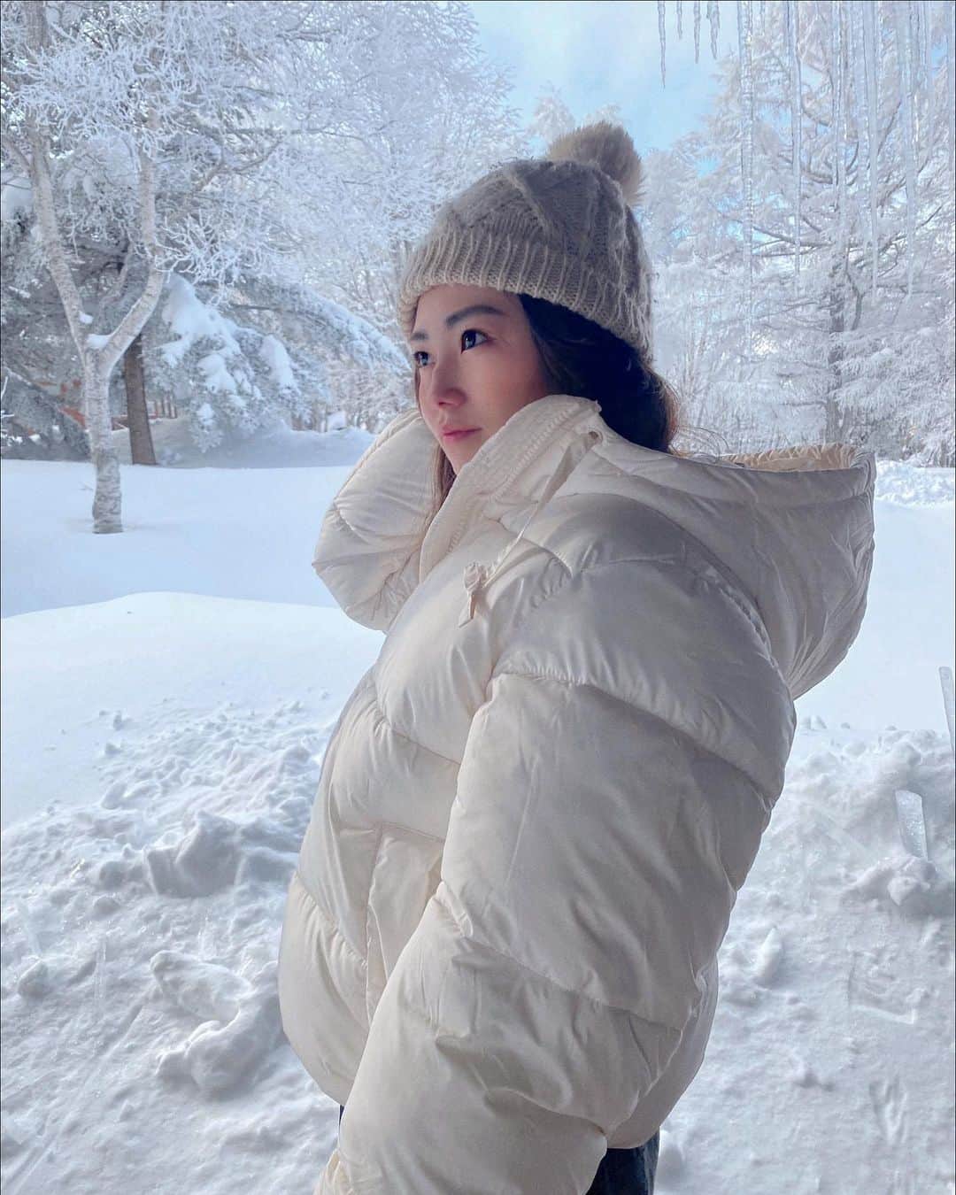 manaのインスタグラム：「🤍🧊🍪 ご挨拶遅れてしまいましたが… あけましておめでとうございます🥨 (今年に入ってなかなか写真撮ってなかった) 2022年もよろしくお願いします🤲🏻ˎˊ˗  新年早々、スノボーしに行ってきたんだけど とにかく景色が綺麗だった🥲🤍🤍🤍 ルイルネは初スキーしたんだけど中々うまくできなくて最後の方はもうずっと雪遊び⛷~ でも楽しかったみたいでよかったねん👵🏻🎀  2枚目は大きなクマ2体に挟まれてる記念写真でございます🥲 #スノボー #スキー #ウィンタースポーツ #あけおめ #2022 #雪の日コーデ」