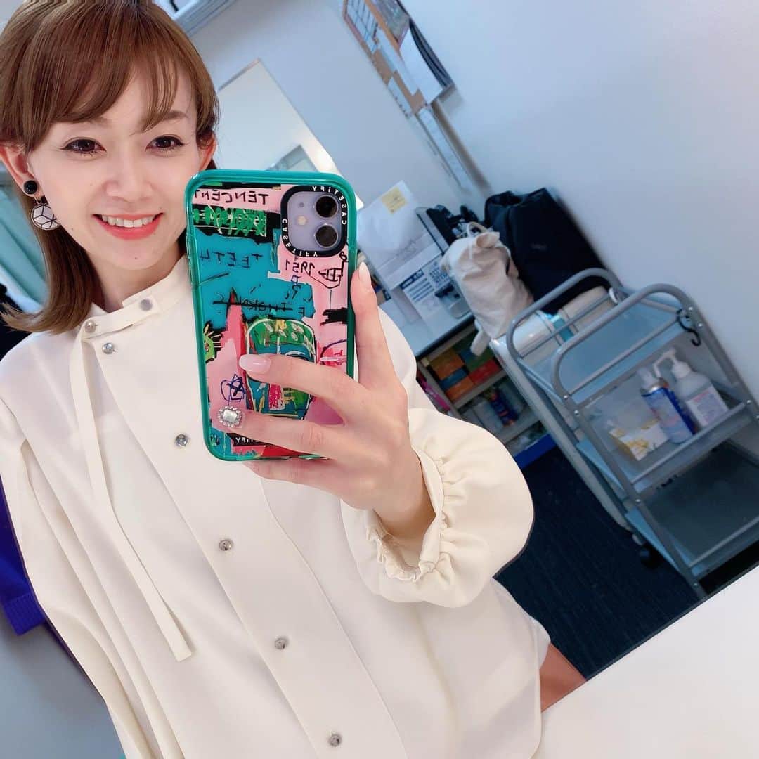 岡部玲子のインスタグラム：「金杯🏇から 連続4日間のような… そんな開催がひと段落。  しかし 今日は月曜日なので またすぐに週末が来そう😁  今日の🏇は  #プラス  でしたが  4日間で考えると ガッツリマイナスでした😂  また週末頑張ります😂  皆様は連休も元気に過ごせましたか？  明日から新学期‼️というご家庭も 多いかと思います。 体調には気をつけて💦 健康第一でお過ごしくださいね☺️  本日の衣装は デザインがとても素敵なブラウスでした👚  大ぶりイヤリングと タイトめなヘアアレンジが合いますよね☺️  今日も皆様に感謝です🙏✨  #岡部玲子 #タレント　#レポーター　#競馬キャスター　#グリーンチャンネル　#競馬中継　#生放送　#衣装　#ヘアアレンジ　#ヘアメイク　#感謝　#成人の日」