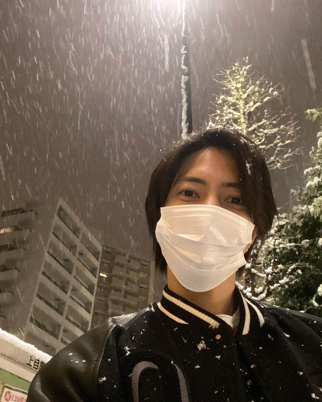 山下智久さんのインスタグラム写真 - (山下智久Instagram)「久々の雪に少し嬉しくなり、 家に帰る途中少し外を歩きました。⛄️  I was a little excited with the snow after a long time, so I walked outside for a while on my way home.  #snow #雪」1月10日 18時26分 - tomo.y9