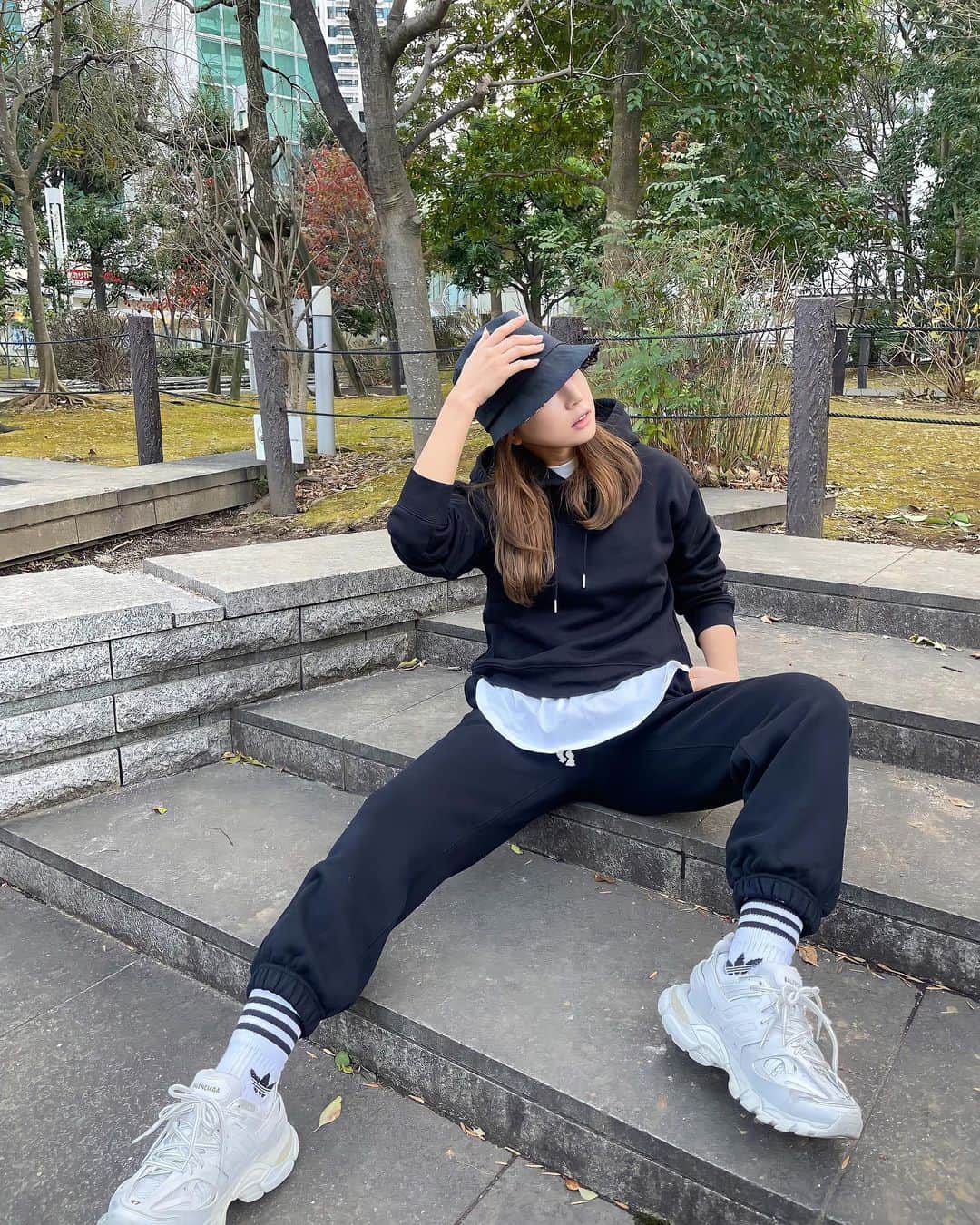 石田みかのインスタグラム：「週末コーデ👚 . . 公園でスカートやらワンピースやら 着てるマダムを横目に、 私は相変わらずだる着lover☺️❤️笑 . . これGUでパンツとパーカー、 合わせて3000円くらいだった🤣 . . . #セットアップコーデ #gu #ジーユーコーデ #プチプラコーデ #スウェットコーデ」