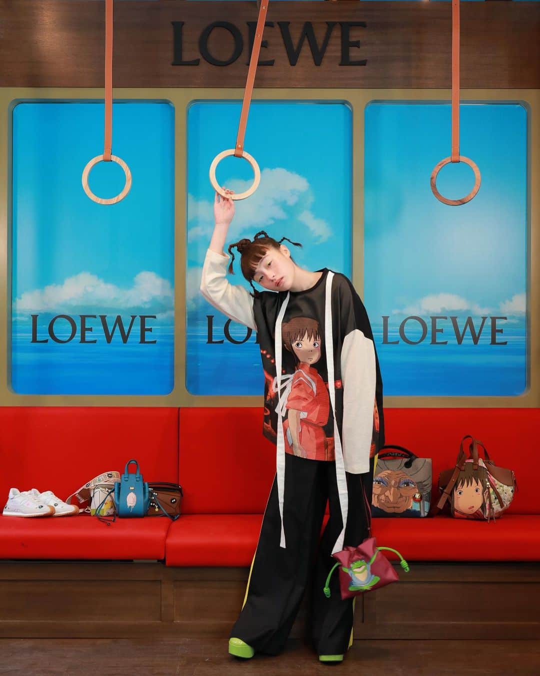 のインスタグラム：「LOEWE✖️千と千尋の神隠し  どれも可愛くて、ニヤニヤしちゃいました♡  ここunknown harajukuで行われているポップアップストアは1月16日まで開催中です。  #ロエベとジブリ  #LOEWEspritedaway #LOEWE #スタジオジブリ #spritedaway」