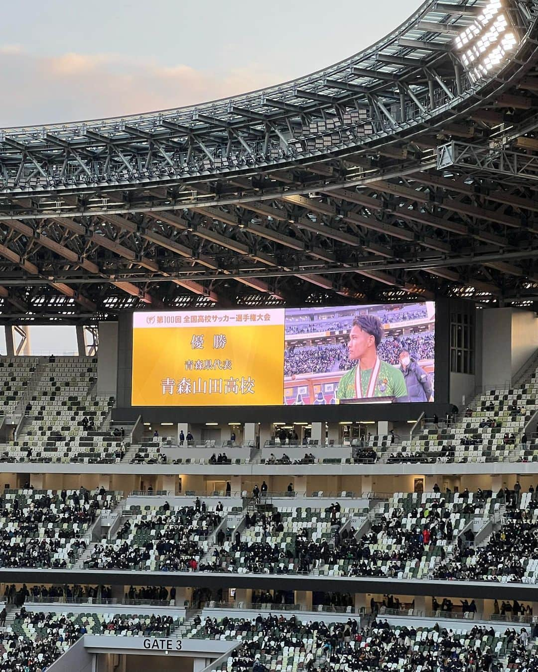 坂元美香さんのインスタグラム写真 - (坂元美香Instagram)「高校サッカー決勝⚽️  Congrats 青森山田！ 3大会ぶり！  今日は強豪相手に頑張ってほしい熊本大津を応援📣 奇跡が起きるかもと願って…  それにしても青森山田高校サッカー3冠達成すごいね。 2年ぶりに青森山田の松木くんも 見れて楽しかった！  ちなみに、年明けは高校サッカーで大作さんと 遭遇するのが恒例になってます🤣  #全国高校サッカー選手権大会 #高校サッカー #高校サッカー決勝  #高校サッカー選手権 #青森山田 #熊本大津  #国立競技場 #サッカー #スポーツ観戦女子  #写真を撮る時だけマスク外してます  #ご招待ありがとうございます。　 #坂元サッカー観戦記録」1月10日 18時57分 - mika_saka