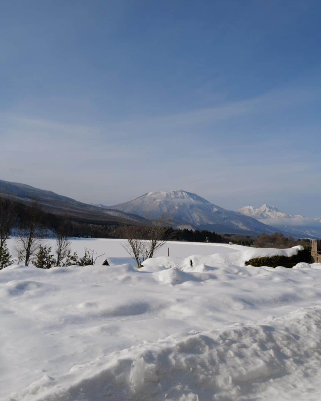 山中美智子さんのインスタグラム写真 - (山中美智子Instagram)「雪山が昨日は霧で全くみえなくて🏔  今日は見えました✨ めちゃくちゃカッコいいよね雪山❄️  手前の真っ平な雪は、湖！！  あと2週間くらいでワカサギ釣りが始まるそうです🤍  それもいいなあ✨  #長野県　#最高」1月10日 19時00分 - alexiastam1988