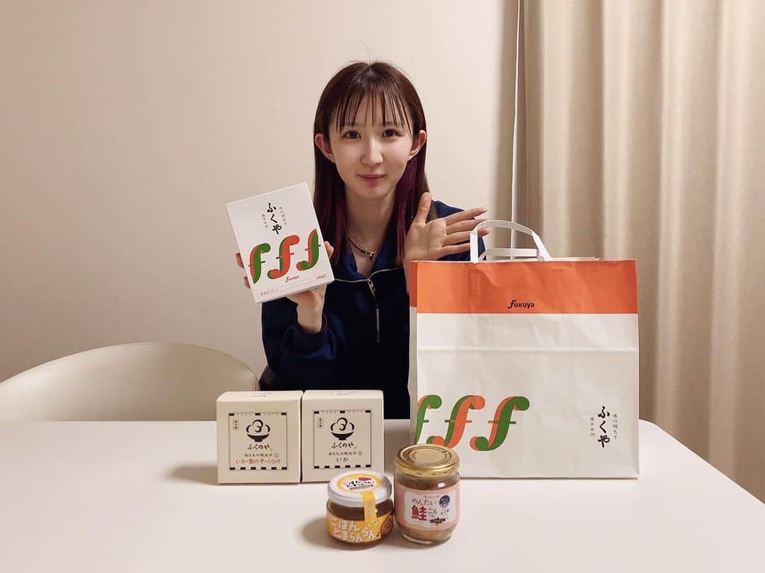 早田ひなのインスタグラム：「＊ ふくやでお買い物してきました🛒𓈒𓂂𓏸 今日はふくや創業者・川原俊夫さんが日本で初めて明太子を販売した日だそうです☺️🧡  #明太子の日 #1月10日は明太子の日」