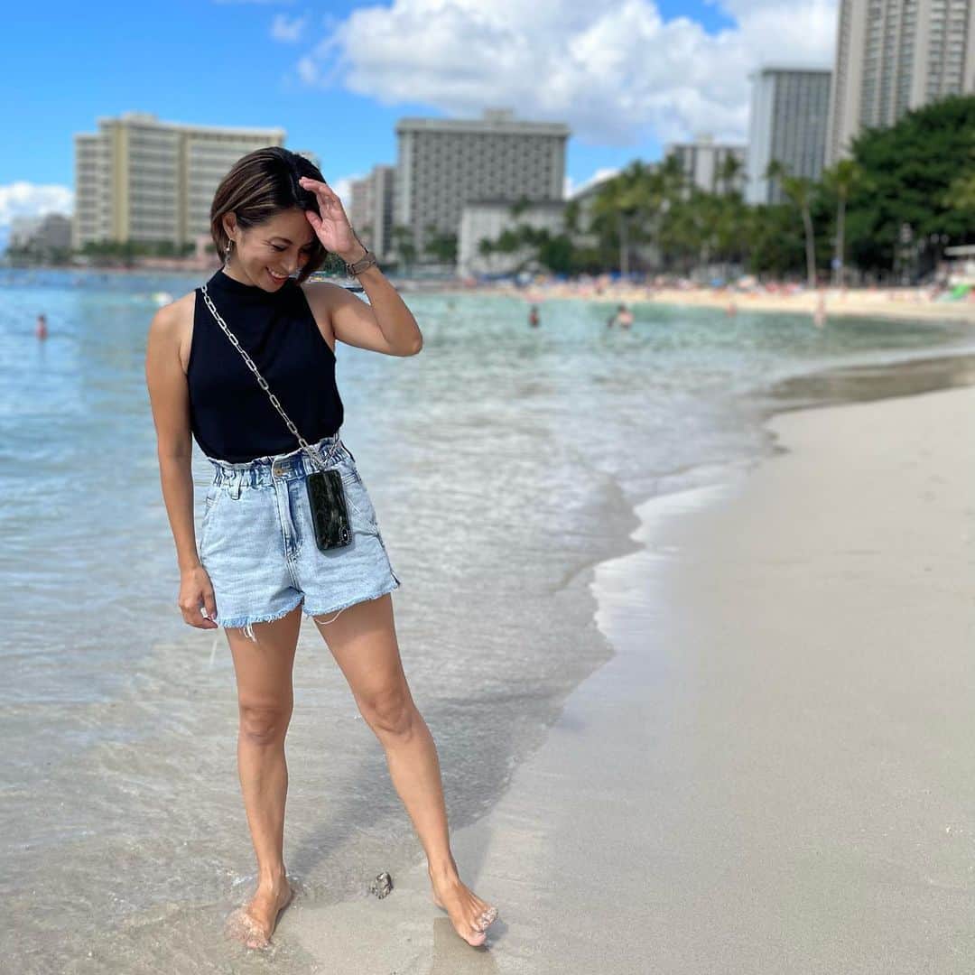 間瀬ゆきのインスタグラム：「ずーっと欲しかったスマホのショルダーストラップ📱  でも、そろそろ機種変更もするかもだからわざわざショルダー付きの新しいスマホケース買うのもなぁ、、、と思ってたし、 そもそも今使ってるスマホケースが息子の名前入りでカスタマイズした物だから気に入ってて変えたくなかったし、で悩んでいたところ、  どんな携帯ケースでも使えるcasetifyのスマホショルダーをいただいちゃった🙌 めちゃくちゃ嬉しい😍❤  5枚目に装着の動画を載せましたが、どんなスマホケースでも簡単に装着できるの！ だから機種変更とかしてもずっと使える✨ このまま充電もできるし、ストラップの取り外しも簡単！ こういうのを待っていたー❤  今回私はシルバーのメタルチェーンにしたけど、あまりに使い勝手がいいし、かわいいから、ロープタイプのやつも欲しくなってきた❤  息子と海で遊ぶ時も、シャッターチャンスがきたらすぐにスマホのカメラ使えて最高だった。  本当にこれはオススメ😘  @casetify @casetify_jp  #casetify #showyourcolors」