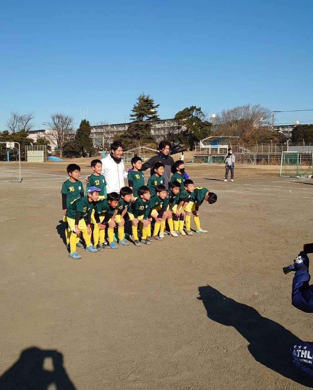 下平匠さんのインスタグラム写真 - (下平匠Instagram)「個人スポンサーをしてもらっている @pikantclean さん主催で、 習志野市にある 習志野MSS香澄　さんでサッカースクールを開催しました😀 同い年で以前チームメイトだった#米倉恒貴 とフィジコの関さんも参加してくれました！ 参加してくれた子ども達も約200名くらいいて、みんな積極的にプレーしてくれて嬉しかったです☺️ 主催のピカンテクリーンサービスさんはもちろんですが、様々な調整をしてくれた方、こういう機会を与えてくれた　習志野MSS香澄サッカースクール　の方々、本当にありがとうございました！！ 子ども達の真剣な目を見て、こういう活動は続けて行くべきだなと思いました☺️ サッカースクールに関して質問等あればお答えしますのでDMにてお問合せ下さい。 #下平匠  #米倉恒貴  #関村宣昭 #ヨネもうすぐインスタ始めるって #ピカンテクリーンサービス @pikantclean」1月10日 10時42分 - takumi_shimohira_official