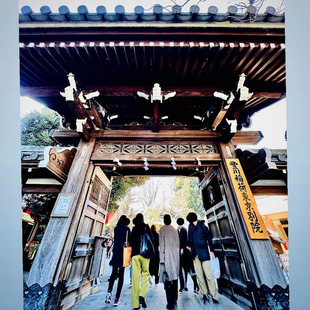 吉田玲奈のインスタグラム：「初詣⛩ 🦊豊川稲荷さんへ✨ 神様に感謝🙏 晴れの日に感謝☀️  #ありがとう #ご挨拶 #豊川稲荷東京別院  #初詣 #感謝」