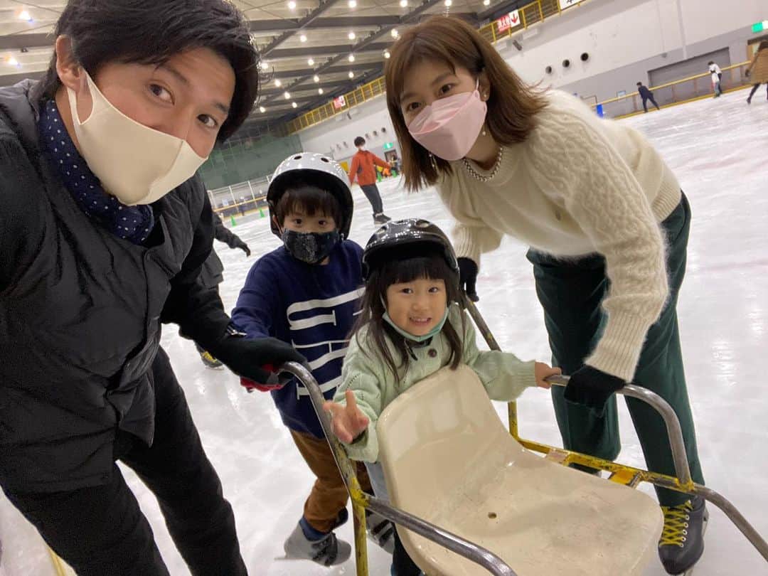 潮田玲子さんのインスタグラム写真 - (潮田玲子Instagram)「たまたま見つけたアイススケートにどハマりした子供達😂☝️ 初めてにしてはナイスチャレンジ🙋‍♀️🙆‍♀️⛸ 結局2日連続で行くとは…😂笑  #アイススケート #やってみるもんだね  #家族時間 #チャレンジ」1月10日 11時20分 - reikoshiota_official