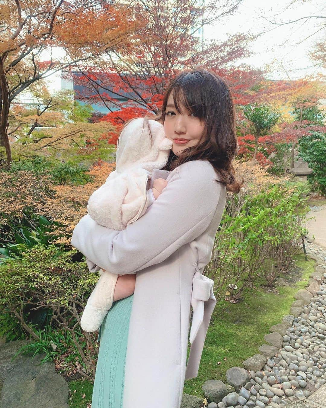 赤松麻里菜さんのインスタグラム写真 - (赤松麻里菜Instagram)「シェラトン都ホテル東京の庭園🍁 12月でも紅葉が綺麗に見えました🍂✨ 次女と写真を撮ってもらおうとすると、大体向こう向いちゃう🤳 赤ちゃんあるある👶 ・ 次女はあっという間に7ヶ月🍼 最近ずり這いができるようになって嬉しそう🐣♡ 少しでも姿が見えなくなると泣いてしまう時期に入ってしまったので、おんぶ紐を2人目にして購入🤔 家事はもう諦めてるのだけど笑、上の子の相手できないのが少し可哀想で…🤱🏻 まだ届いてないけど使うのが楽しみ👏 #紅葉 #紅葉スポット #シェラトン都ホテル東京 #白金 #白金台 #白金高輪 #おんぶ紐 #0歳女の子 #女の子ママ #姉妹ママ #2人育児 #2歳差育児 #3歳差育児 #ママライフ #育休 #育休中 #育休中の過ごし方 #赤ちゃんのいる生活 #赤ちゃんのいる暮らし」1月10日 11時31分 - marigram0726