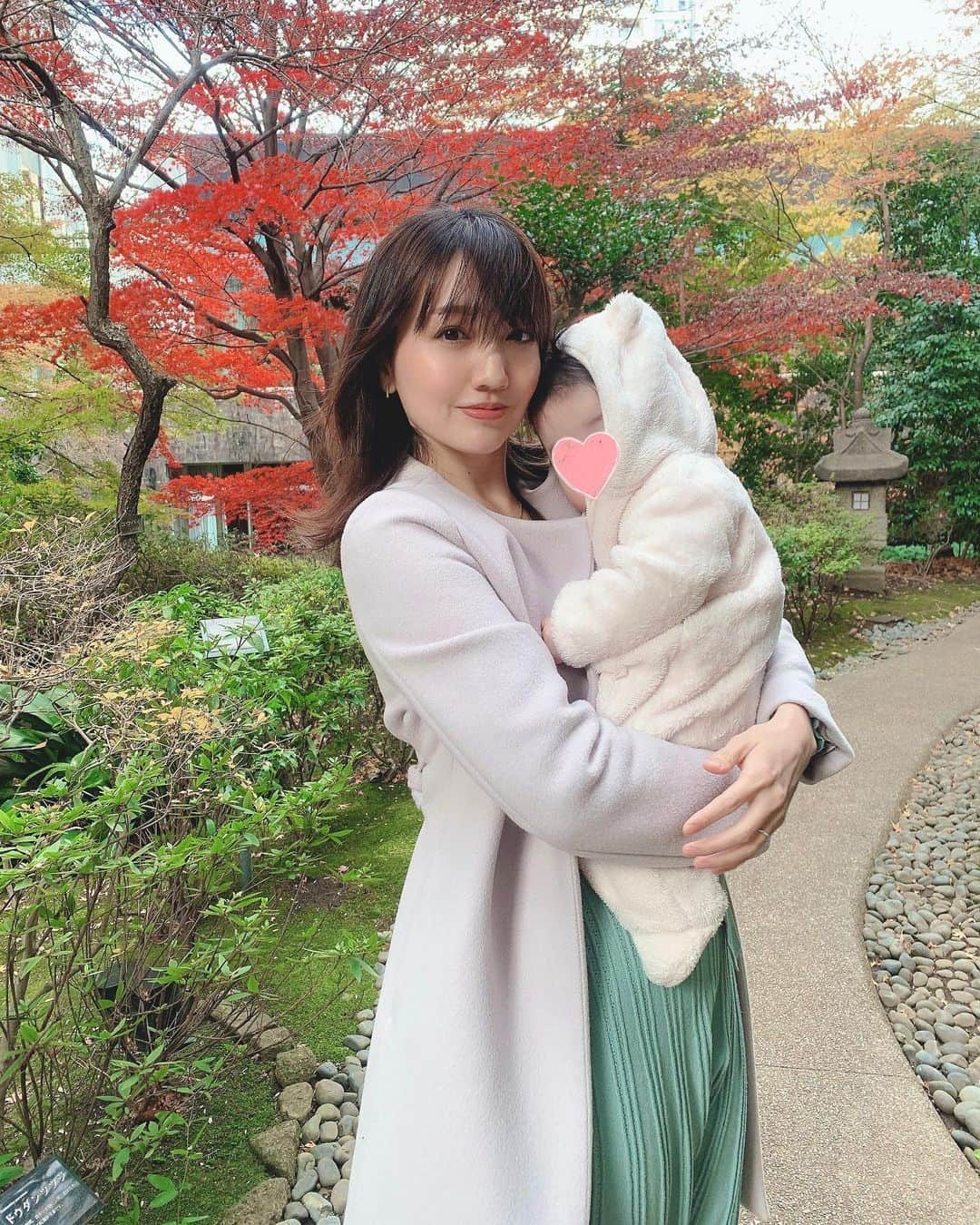 赤松麻里菜さんのインスタグラム写真 - (赤松麻里菜Instagram)「シェラトン都ホテル東京の庭園🍁 12月でも紅葉が綺麗に見えました🍂✨ 次女と写真を撮ってもらおうとすると、大体向こう向いちゃう🤳 赤ちゃんあるある👶 ・ 次女はあっという間に7ヶ月🍼 最近ずり這いができるようになって嬉しそう🐣♡ 少しでも姿が見えなくなると泣いてしまう時期に入ってしまったので、おんぶ紐を2人目にして購入🤔 家事はもう諦めてるのだけど笑、上の子の相手できないのが少し可哀想で…🤱🏻 まだ届いてないけど使うのが楽しみ👏 #紅葉 #紅葉スポット #シェラトン都ホテル東京 #白金 #白金台 #白金高輪 #おんぶ紐 #0歳女の子 #女の子ママ #姉妹ママ #2人育児 #2歳差育児 #3歳差育児 #ママライフ #育休 #育休中 #育休中の過ごし方 #赤ちゃんのいる生活 #赤ちゃんのいる暮らし」1月10日 11時31分 - marigram0726