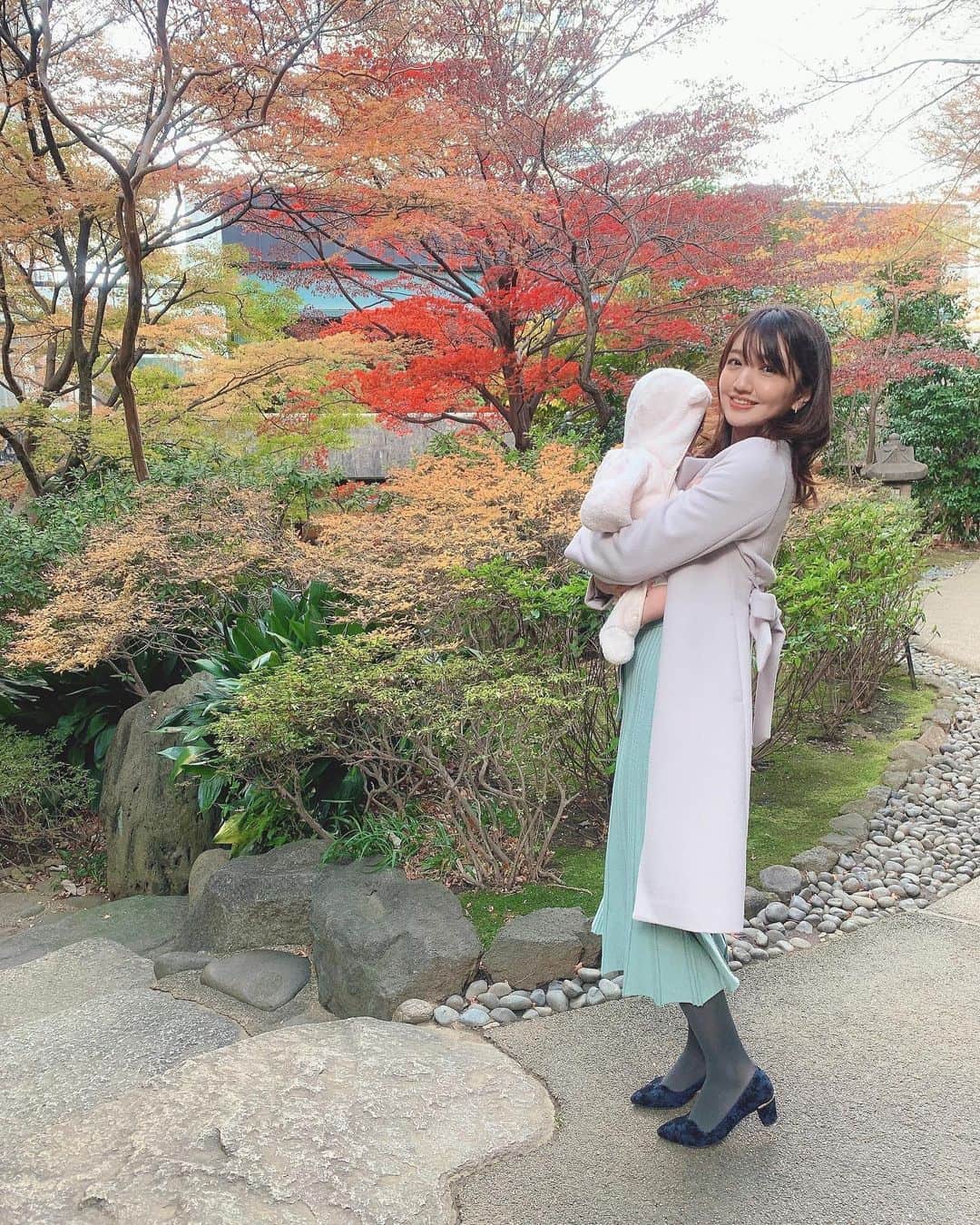 赤松麻里菜さんのインスタグラム写真 - (赤松麻里菜Instagram)「シェラトン都ホテル東京の庭園🍁 12月でも紅葉が綺麗に見えました🍂✨ 次女と写真を撮ってもらおうとすると、大体向こう向いちゃう🤳 赤ちゃんあるある👶 ・ 次女はあっという間に7ヶ月🍼 最近ずり這いができるようになって嬉しそう🐣♡ 少しでも姿が見えなくなると泣いてしまう時期に入ってしまったので、おんぶ紐を2人目にして購入🤔 家事はもう諦めてるのだけど笑、上の子の相手できないのが少し可哀想で…🤱🏻 まだ届いてないけど使うのが楽しみ👏 #紅葉 #紅葉スポット #シェラトン都ホテル東京 #白金 #白金台 #白金高輪 #おんぶ紐 #0歳女の子 #女の子ママ #姉妹ママ #2人育児 #2歳差育児 #3歳差育児 #ママライフ #育休 #育休中 #育休中の過ごし方 #赤ちゃんのいる生活 #赤ちゃんのいる暮らし」1月10日 11時31分 - marigram0726