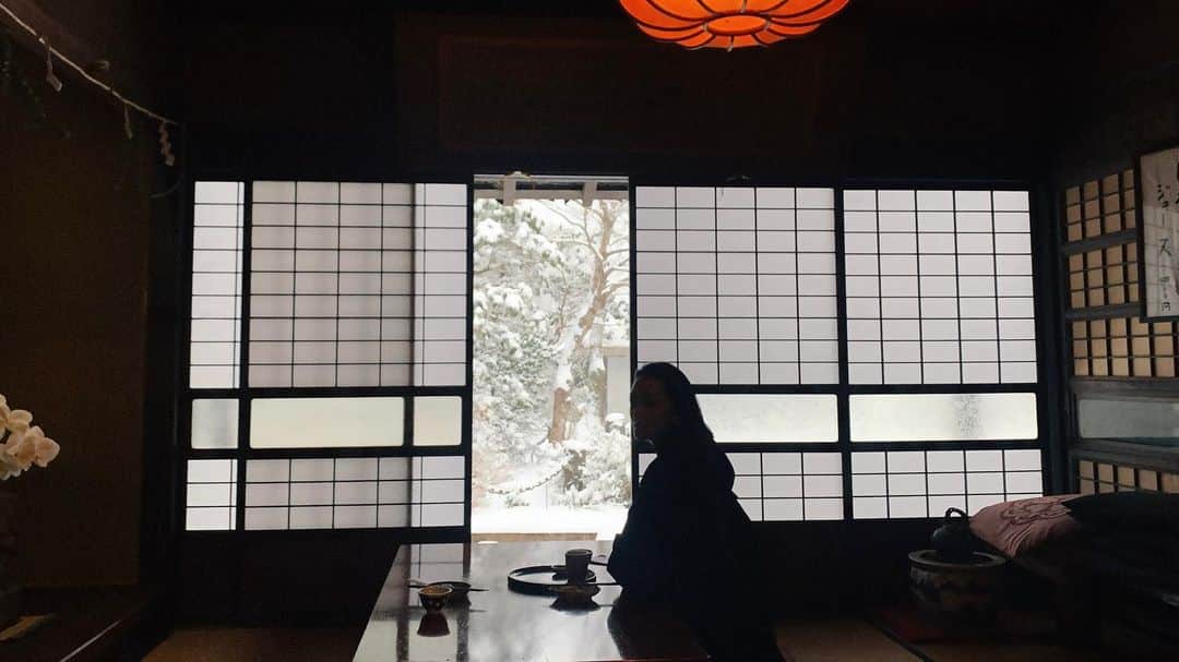 のインスタグラム：「⁡ ⁡ 襖を開ければ一面の雪景色❄️ 美しい日本の情景 ⁡ the scene for a white,picturesque winter in japan ⁡」