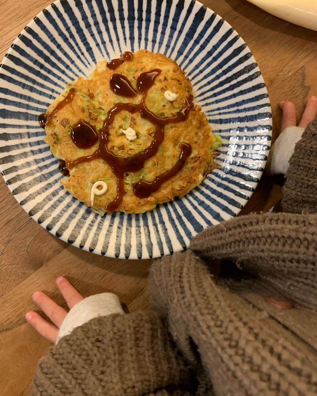 安田美沙子さんのインスタグラム写真 - (安田美沙子Instagram)「最近の、ゆるめなごはんたち。  今朝は木綿豆腐のステーキ。 水切りしたお豆腐に片栗粉をまぶし、焼いた後に醤油だけ2種類使って、生姜、酒、アガベシロップのたれを煮詰めただけ。  子供達大喜びでした✨  こどもが出来て変わったこと。 きちんと3食たべること。  大人だけだと、朝ごはんはいっかってなるけど、こどもは朝必ず「お腹が空いたー」って言う。  常に動いてるし、成長してるし、必要なんだろうなぁ。。。  　 主人の実家からのお米がほんとにありがたい。。。  #みさこクッキング　#豆腐ステーキ　#お好み焼きはお姉ちゃん作 #オムライス　#残りものばかり入ったケチャップライス　#米粉シチュー　#パンケーキ @four_o_five_405」1月10日 12時03分 - yasuda_misako