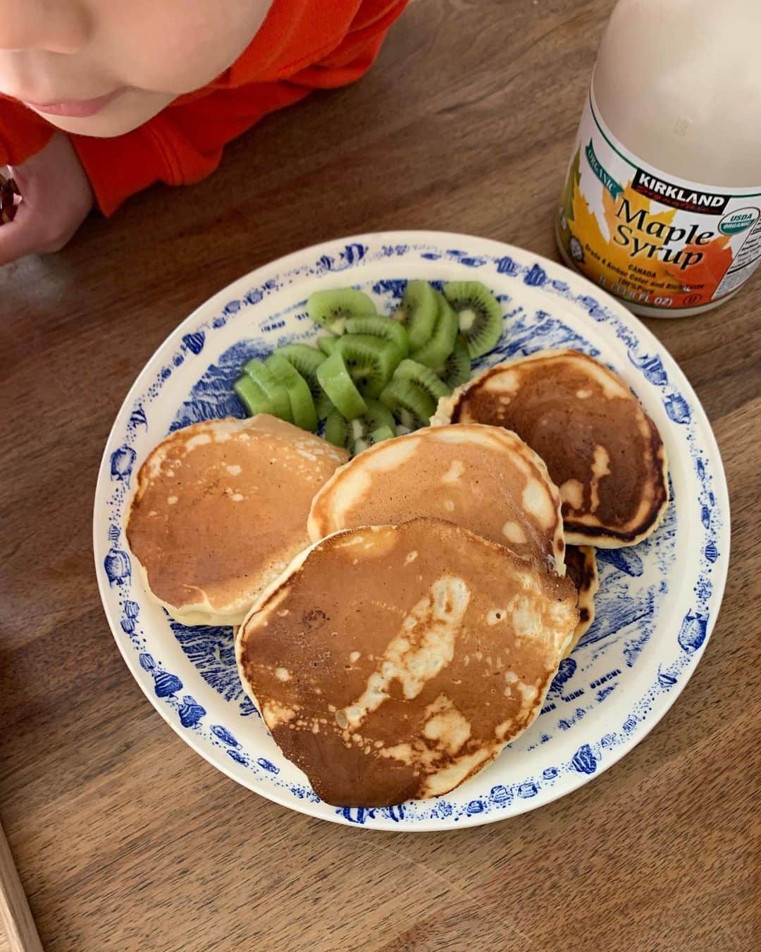 安田美沙子さんのインスタグラム写真 - (安田美沙子Instagram)「最近の、ゆるめなごはんたち。  今朝は木綿豆腐のステーキ。 水切りしたお豆腐に片栗粉をまぶし、焼いた後に醤油だけ2種類使って、生姜、酒、アガベシロップのたれを煮詰めただけ。  子供達大喜びでした✨  こどもが出来て変わったこと。 きちんと3食たべること。  大人だけだと、朝ごはんはいっかってなるけど、こどもは朝必ず「お腹が空いたー」って言う。  常に動いてるし、成長してるし、必要なんだろうなぁ。。。  　 主人の実家からのお米がほんとにありがたい。。。  #みさこクッキング　#豆腐ステーキ　#お好み焼きはお姉ちゃん作 #オムライス　#残りものばかり入ったケチャップライス　#米粉シチュー　#パンケーキ @four_o_five_405」1月10日 12時03分 - yasuda_misako