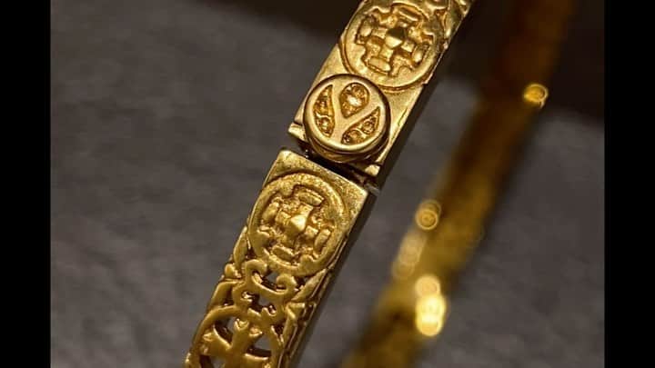 のインスタグラム：「・ ・ 『人々を魅了し、成功に導くサクセスジュエリー』であるローリーロドキン  "WIDE MEDIEVAL BAND COLLECTION BANGLE" (Yellow Gold Ssize/¥605,000) (Silver Ssize/¥104,500)  #loreerodkin#ローリーロドキン#サクセスジュエリー#バングル」