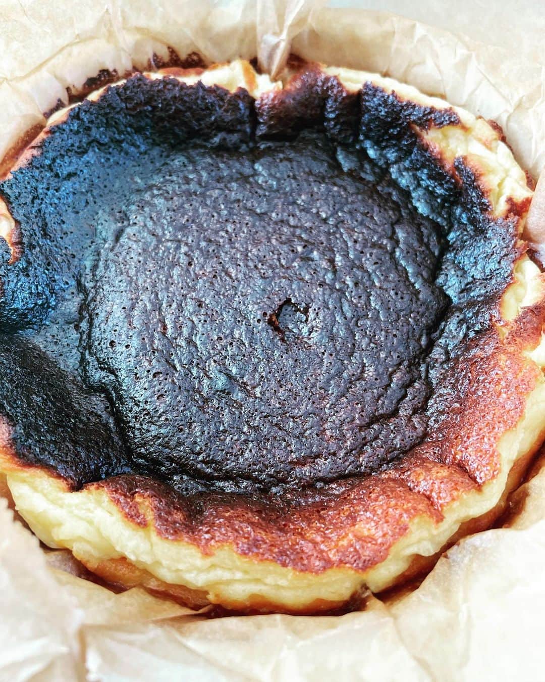 眞鍋かをりのインスタグラム：「ミキサーでガッとやってガッて焼くだけのバスクチーズケーキ。 簡単なのに美味しくてヘルシーなので、わりと週２で作ってます キッチンで冷ましてたら、表面に指突っ込まれた形跡を発見しました」