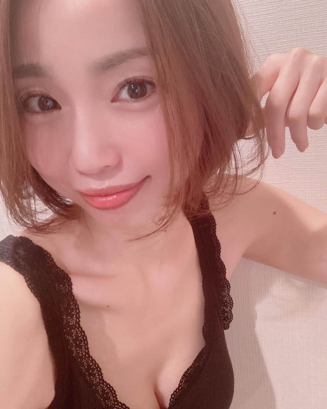 のインスタグラム：「🐰💕 ． 2022年1月10日成人の日 ． 新成人の皆さん、おめでとうございます㊗️ ． 私はあれから、17年…('ﾛ'('ﾛ'('ﾛ'('ﾛ' )!!! ． 人生山あり谷ありですが、20歳より25歳、25歳より30歳、30歳より今と肩の力が抜けて、どんどん自分らしく人生を楽しめるようになりました☺️ ． 自分に起こってきた全ての事が、成長する上で大切で必要だったのだと感じています✨ ． 時には周りに頼って、前向きに歩んでいきましょう🌈✨ ． #成人の日#新成人#祝成人#おめでとうございます#love#happy#peace#❤️#㊗️」