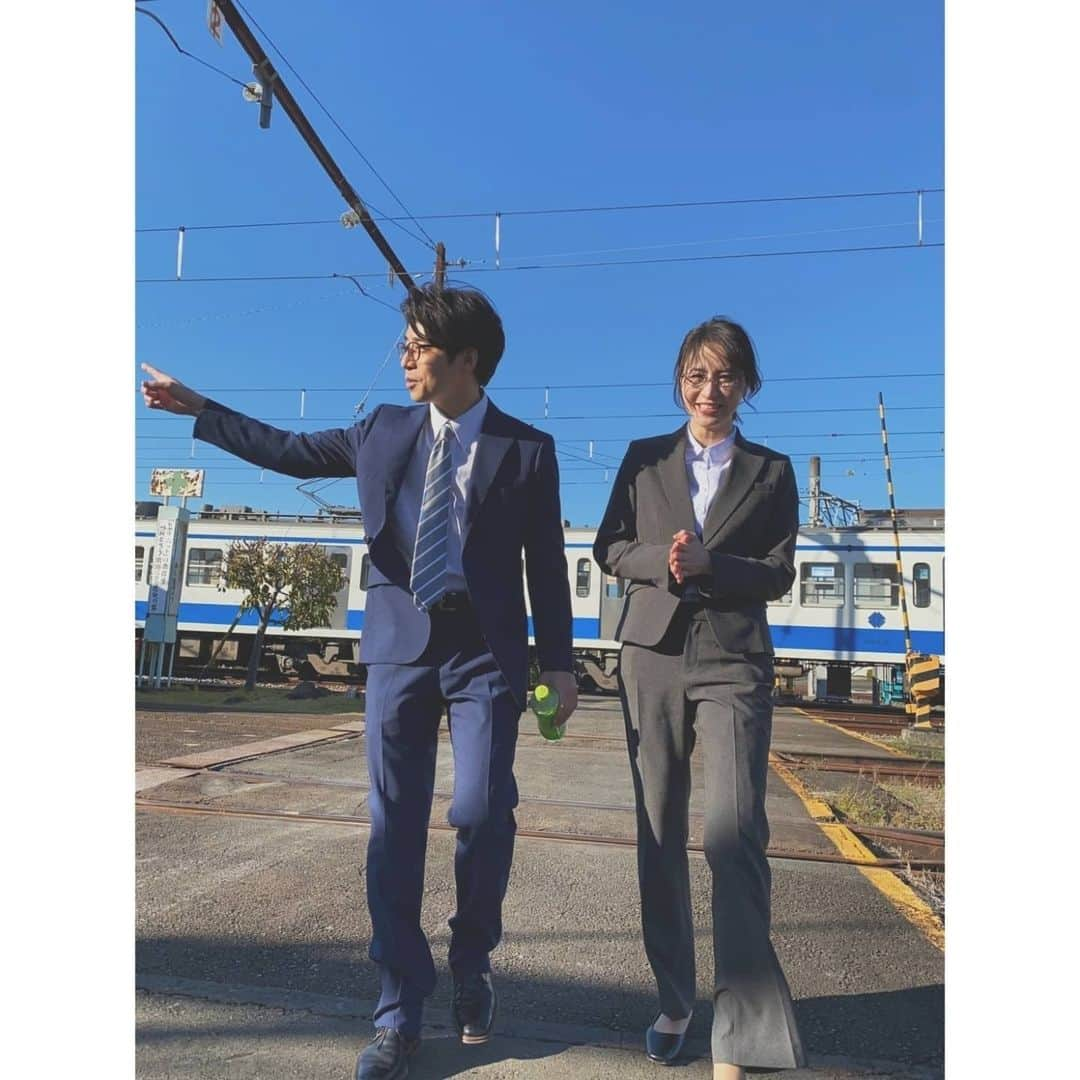 寒川綾奈さんのインスタグラム写真 - (寒川綾奈Instagram)「伊豆箱根の13人 第１話「とりあえず自己紹介しよう篇」公開されたので思い出写真達を📸 1.2枚目は鉄道会社社員のお昼休憩というテーマで先輩と後輩って設定で撮ったお気に入りのショットです😋 ４枚目は韮山駅にある大河ドラマ館で👍  そしてなんと本日10日 の20:00~は第２話が公開されます‼️  今回の撮影は伊豆箱根鉄道の13駅を擬人化して、どうやって伊豆箱根鉄道を盛り上げて行くかについて討論してるわけですが それぞれの駅にちなんだ個性豊かなキャラクターがそれぞれの魅力をご紹介してるで是非みてみてほしいなぁ^^  私達13駅が内側ドアにプリントされた「鎌倉殿の13人」のラッピング電車も1/9より運行中です🚃 私もスケジュール合わせて乗りに行くよー!  みなさまもこれを機に伊豆箱根鉄道の旅はいかがですか🥰？？  #のってこいずっぱこ #伊豆箱根鉄道 #伊豆箱根の13人」1月10日 13時55分 - sogawaayana